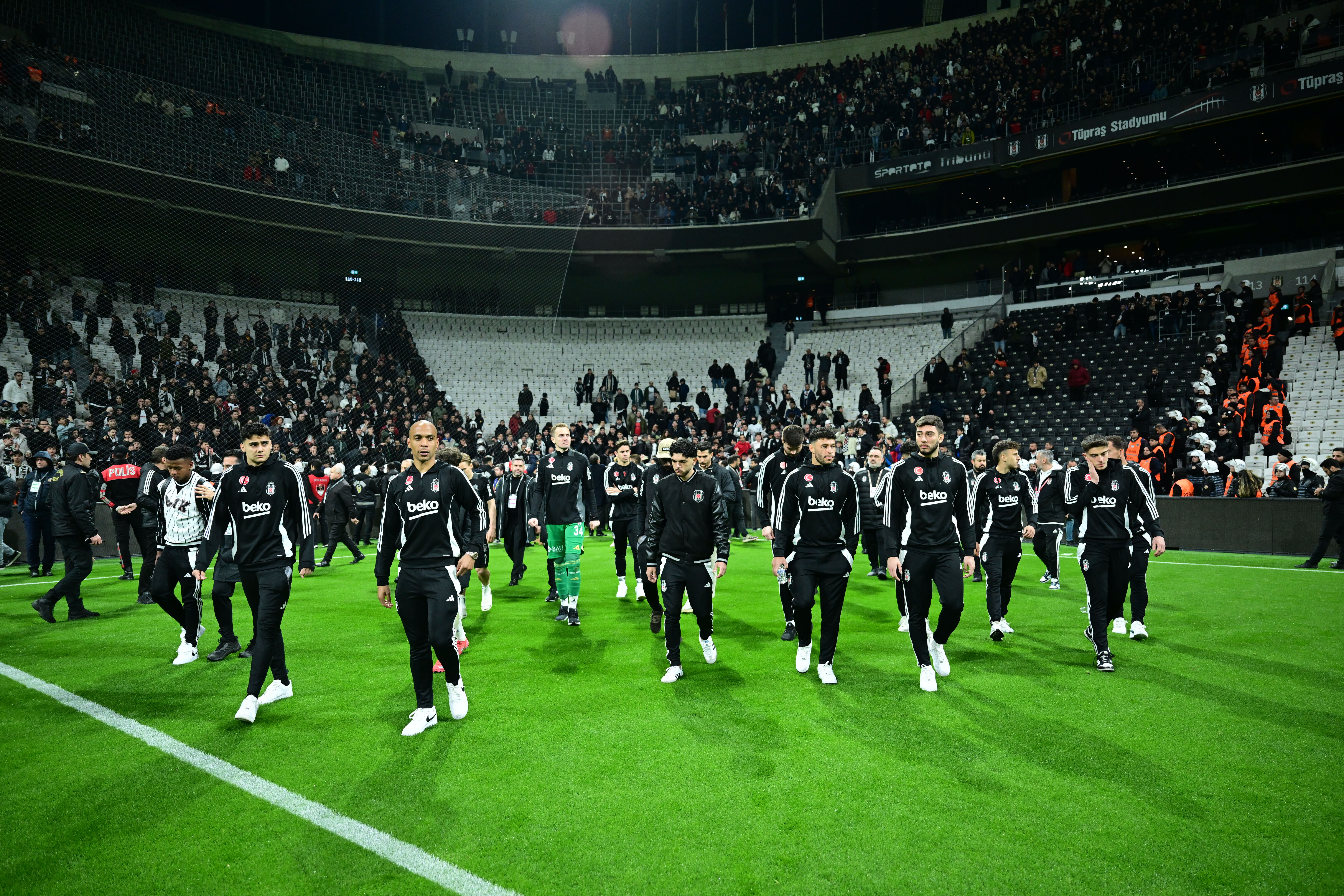 Beşiktaş'ta kriz büyüyor! Taraftar sahaya çağırdı, Solskjaer ve futbolcular özür diledi Beşiktaş'ta kriz büyüyor! Taraftar sahaya çağırdı, Solskjaer ve futbolcular özür diledi - 1. Resim