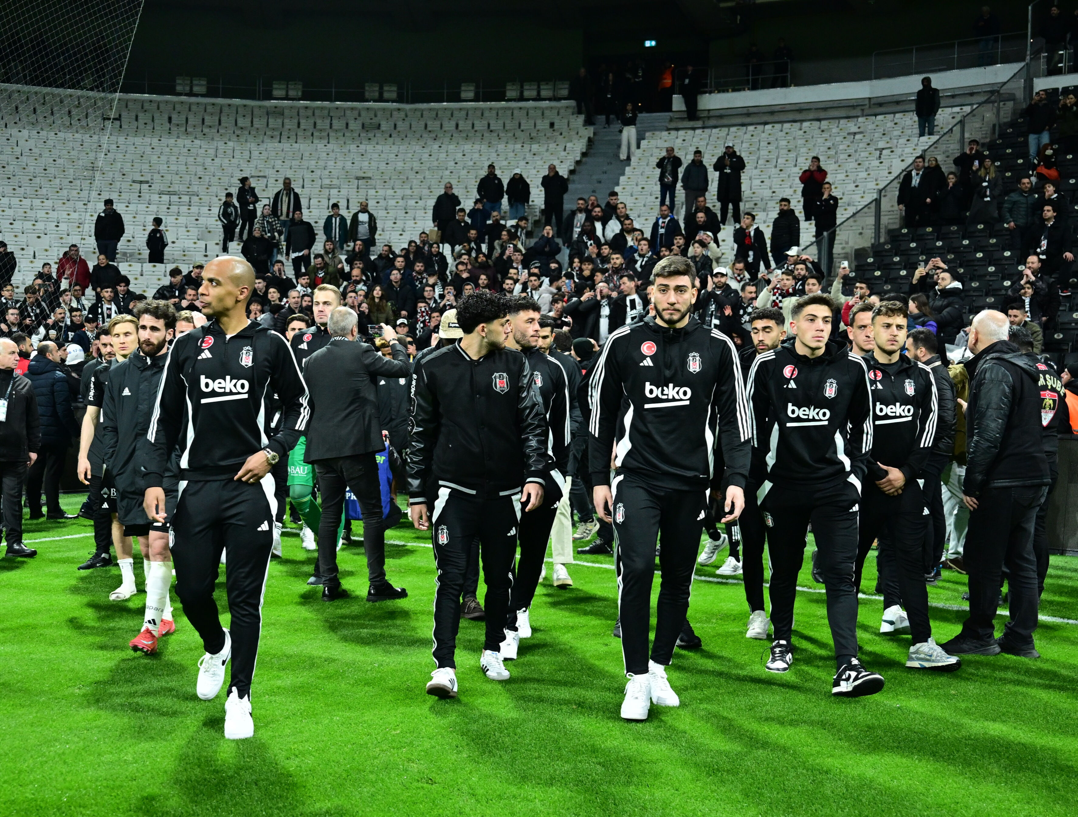 Beşiktaş'ta kriz büyüyor! Taraftar sahaya çağırdı, Solskjaer ve futbolcular özür diledi Beşiktaş'ta kriz büyüyor! Taraftar sahaya çağırdı, Solskjaer ve futbolcular özür diledi - 3. Resim