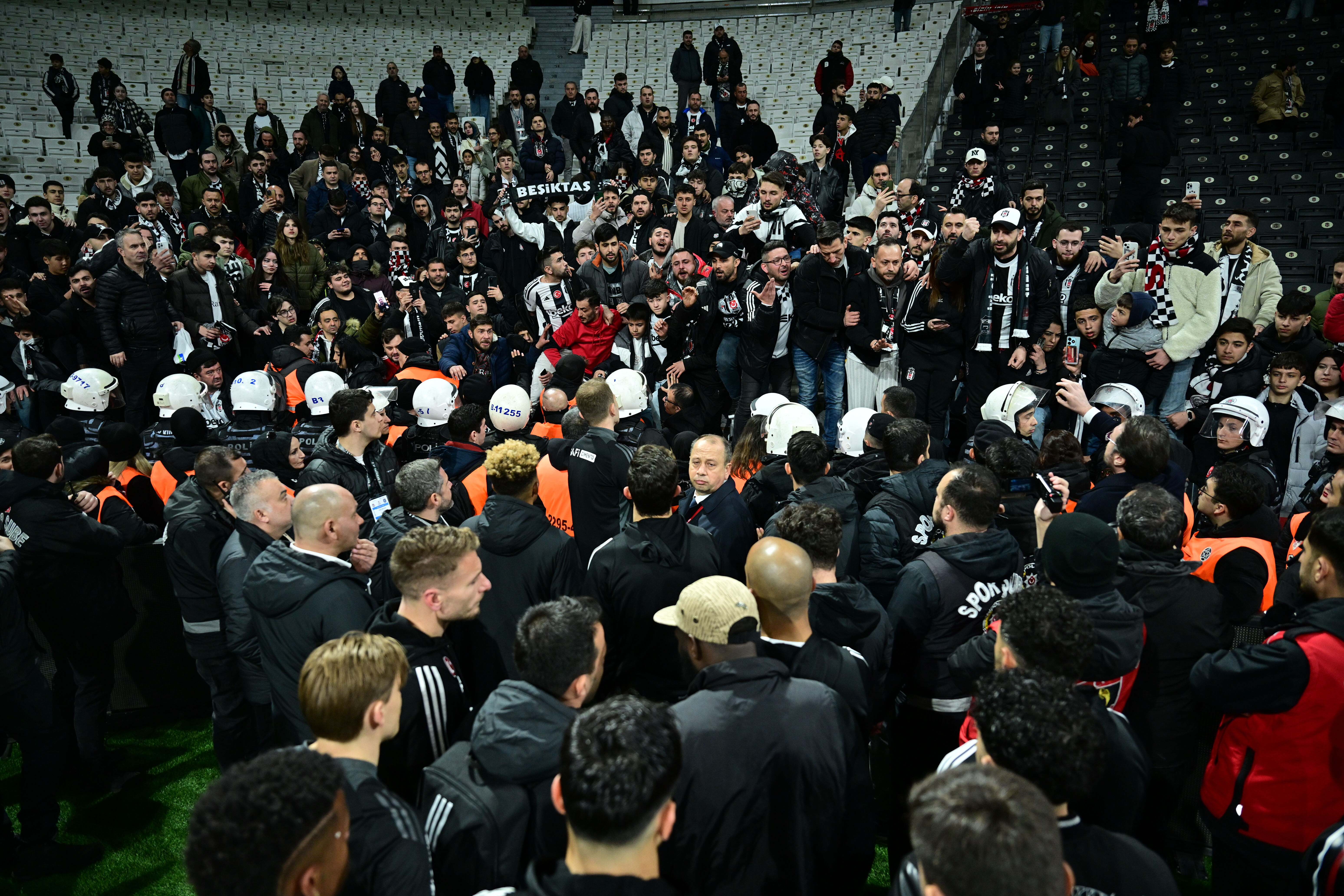 Beşiktaş'ta kriz büyüyor! Taraftar sahaya çağırdı, Solskjaer ve futbolcular özür diledi Beşiktaş'ta kriz büyüyor! Taraftar sahaya çağırdı, Solskjaer ve futbolcular özür diledi - 2. Resim