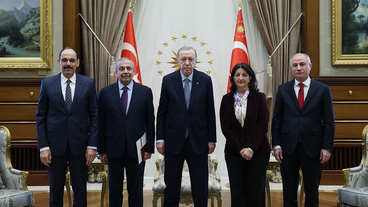 Cumhurbaşkanı Erdoğan'a 13 maddelik talep sunulduğu iddia edilmişti! DEM Parti'den açıklama geldi Cumhurbaşkanı Erdoğan'a 13 maddelik talep sunulduğu iddia edilmişti! DEM Parti'den açıklama geldi - 1. Resim