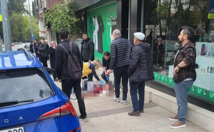 Denizli'de dehşet! Eski eşini ve sevgilisini gören adam, sokak ortasında kan döktü Denizli'de dehşet! Eski eşini ve sevgilisini gören adam, sokak ortasında kan döktü - 1. Resim