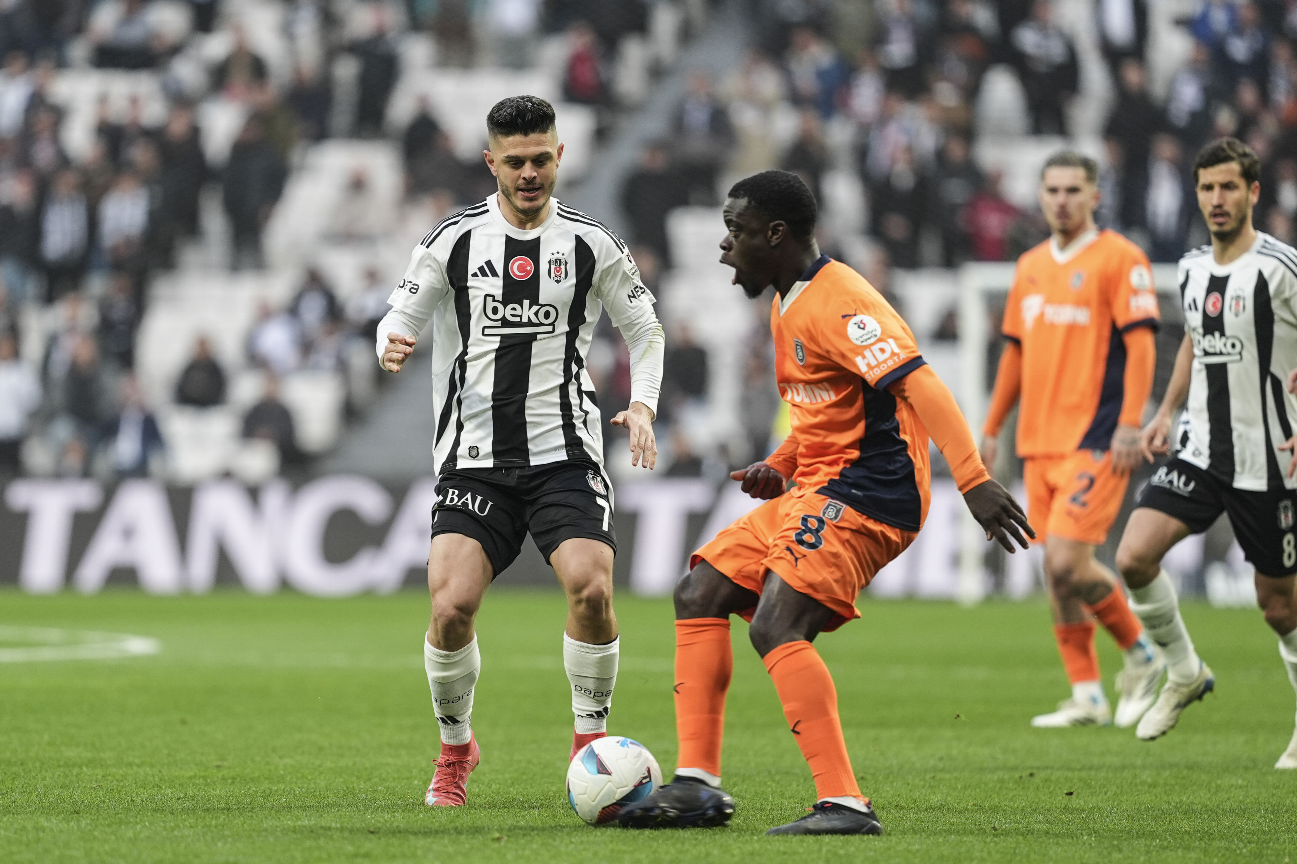 Dolmabahçe'de hüsran! Beşiktaş kendi evinde Başakşehir'e 2-0 mağlup oldu CANLI ANLATIM | Beşiktaş - Başakşehir - 1. Resim