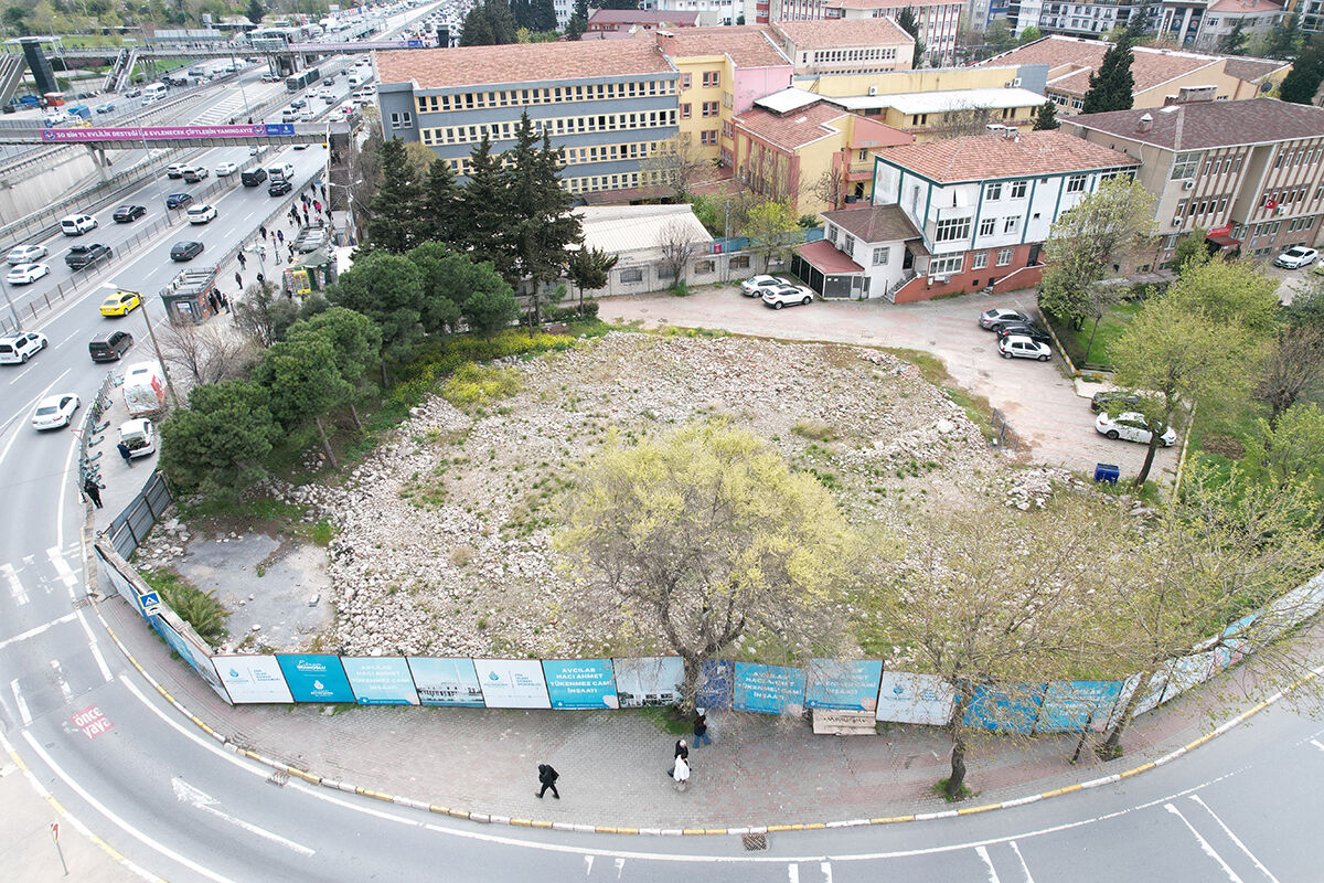 Ekrem İmamoğlu'nun vaatleri arasındaydı! Yıkılan cami alanında otlar bitti Ekrem İmamoğlu'nun vaatleri arasındaydı! Yıkılan cami alanında otlar bitti - 1. Resim