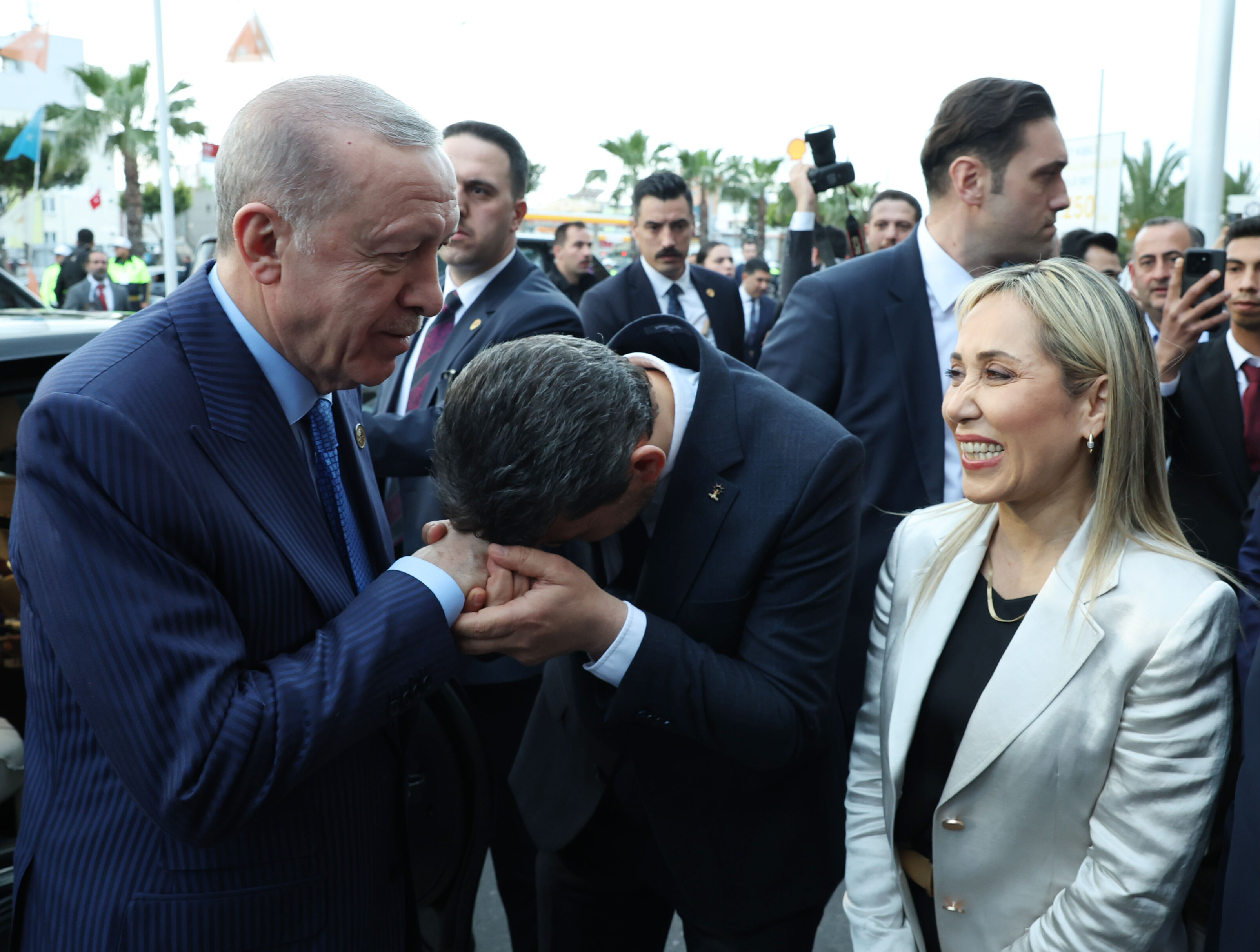 Erdoğan'a Antalya'da yoğun ilgi: Vatandaşlar sevgi g&ouml;sterisinde bulundu - 1. Resim