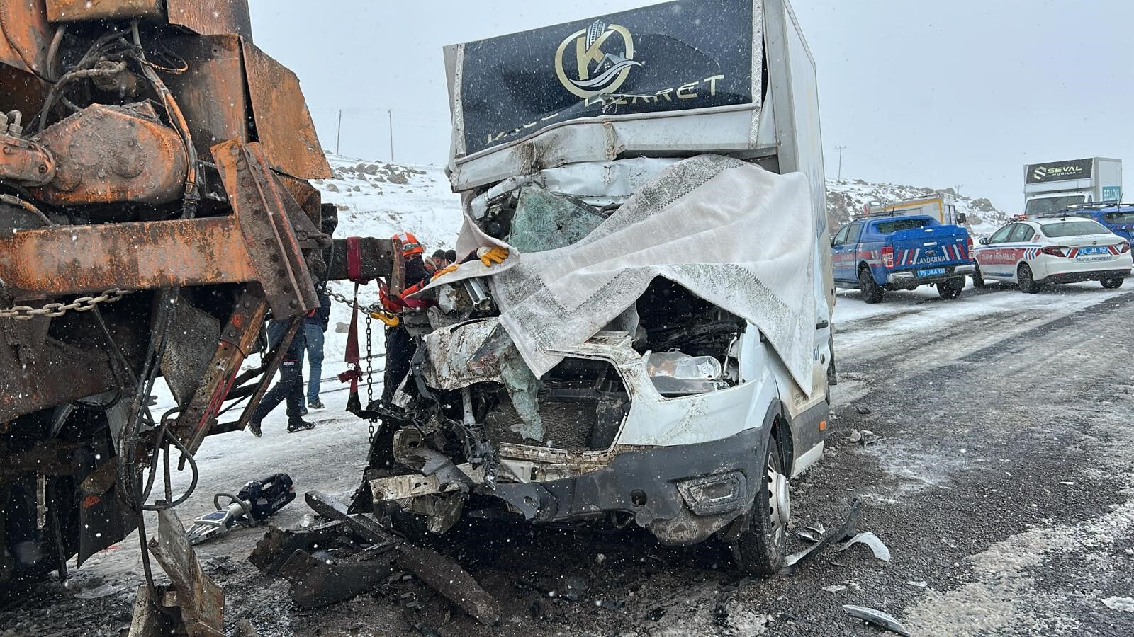 Kamyonet kar küreme aracına çarptı! Ölü ve yaralılar var Kamyonet kar küreme aracına çarptı! Ölü ve yaralılar var - 1. Resim