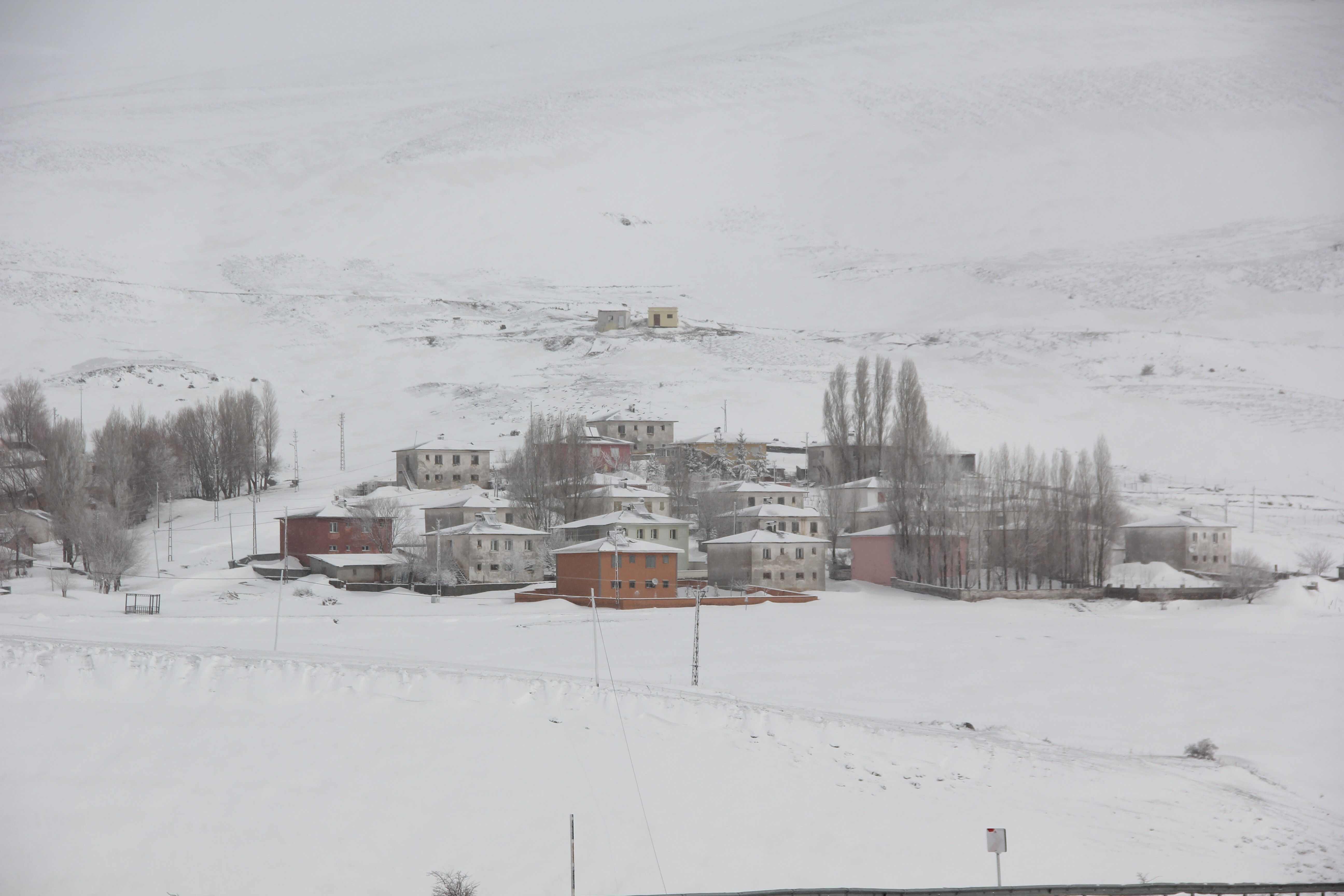 Kar bir anda bastırdı! Birçok kent beyaz örtüye büründü Kar bir anda bastırdı! Birçok kent beyaz örtüye büründü - 1. Resim