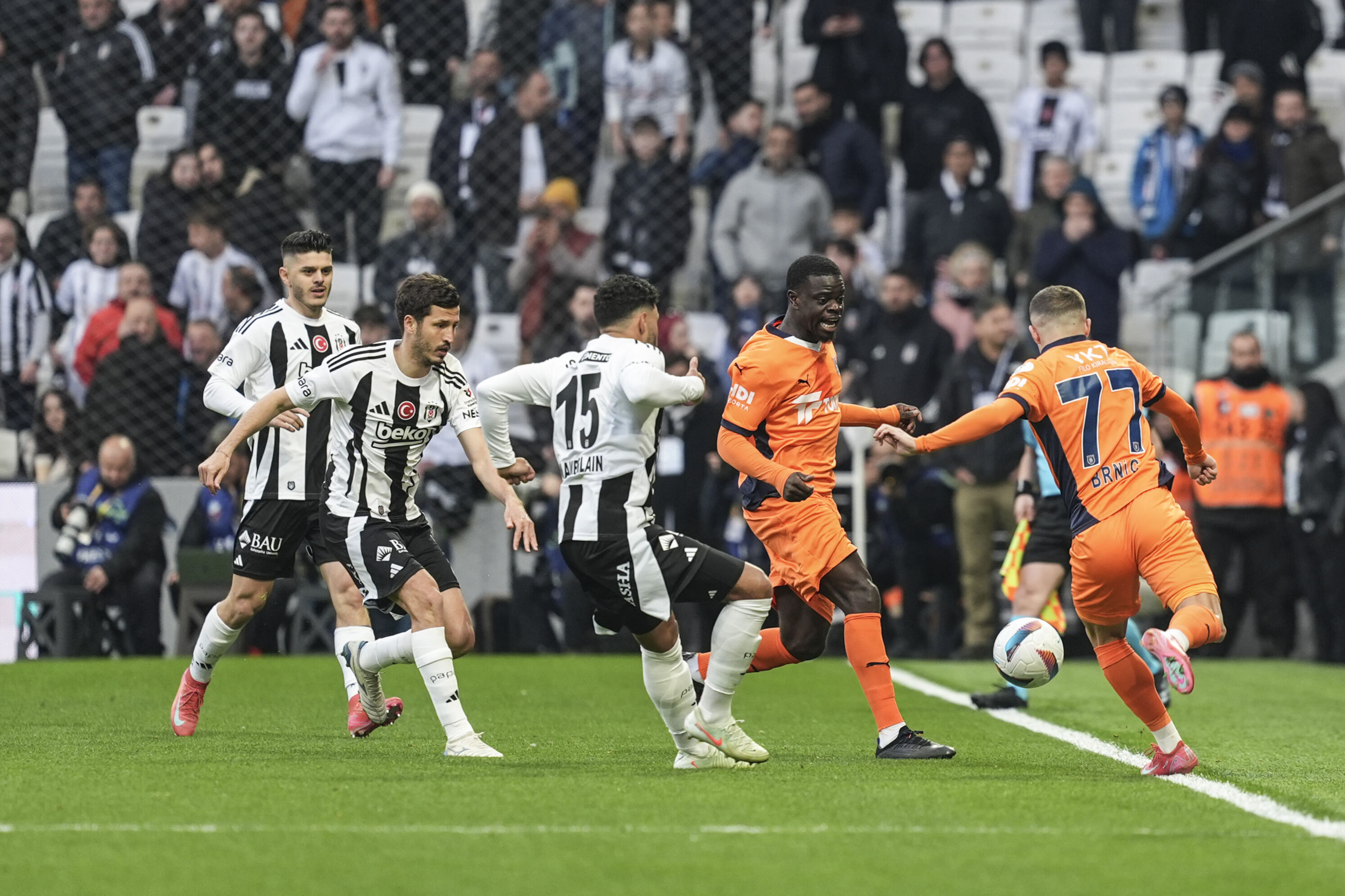 Kartal sarardı soldu! Üçüncülük kovalayan Beşiktaş evinde Başakşehir'e boyun eğdi CANLI ANLATIM | Beşiktaş - Başakşehir - 2. Resim