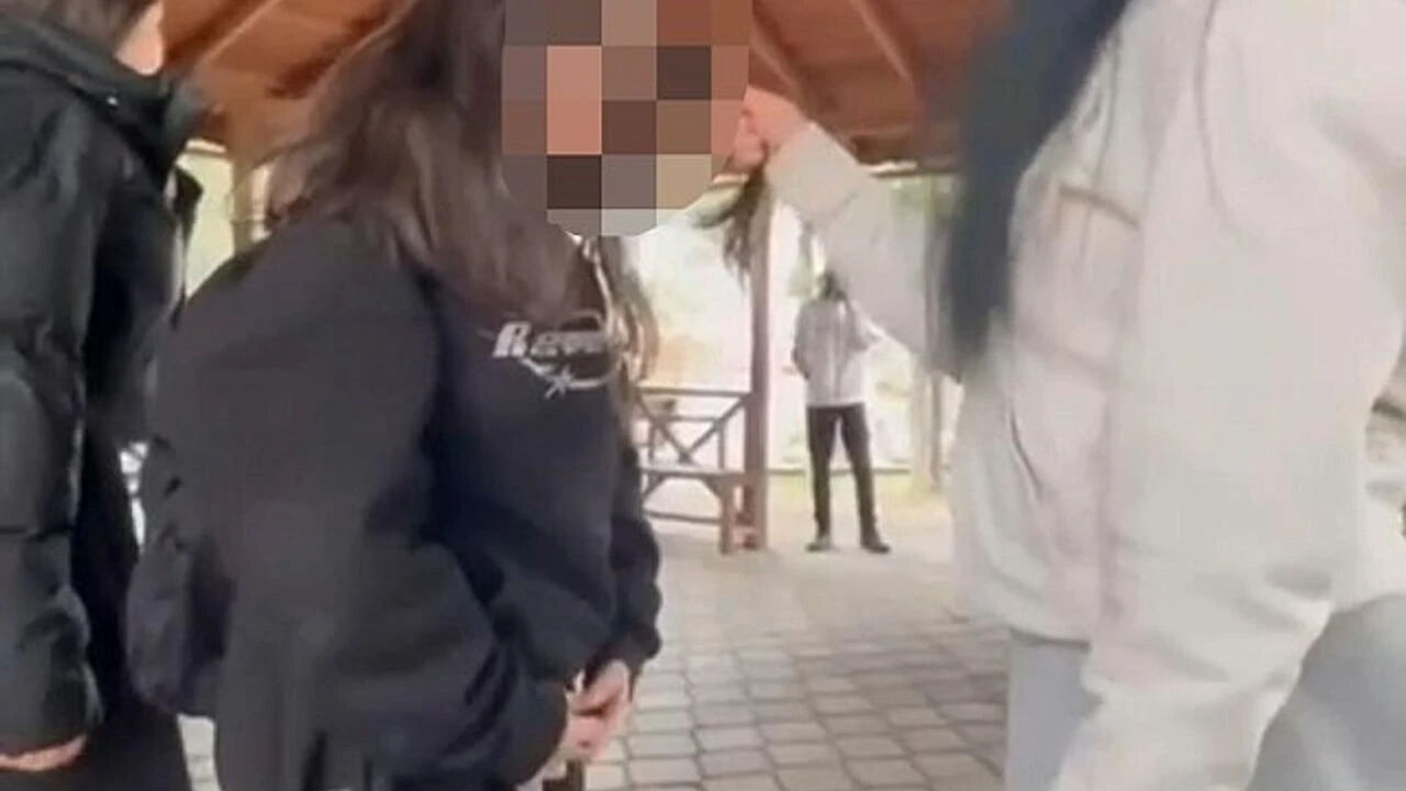 Kız arkadaşlarını darp edip video çektiler! 4 öğrenci tutuklandı Kız arkadaşlarını darp edip video çektiler! 4 öğrenci tutuklandı - 1. Resim