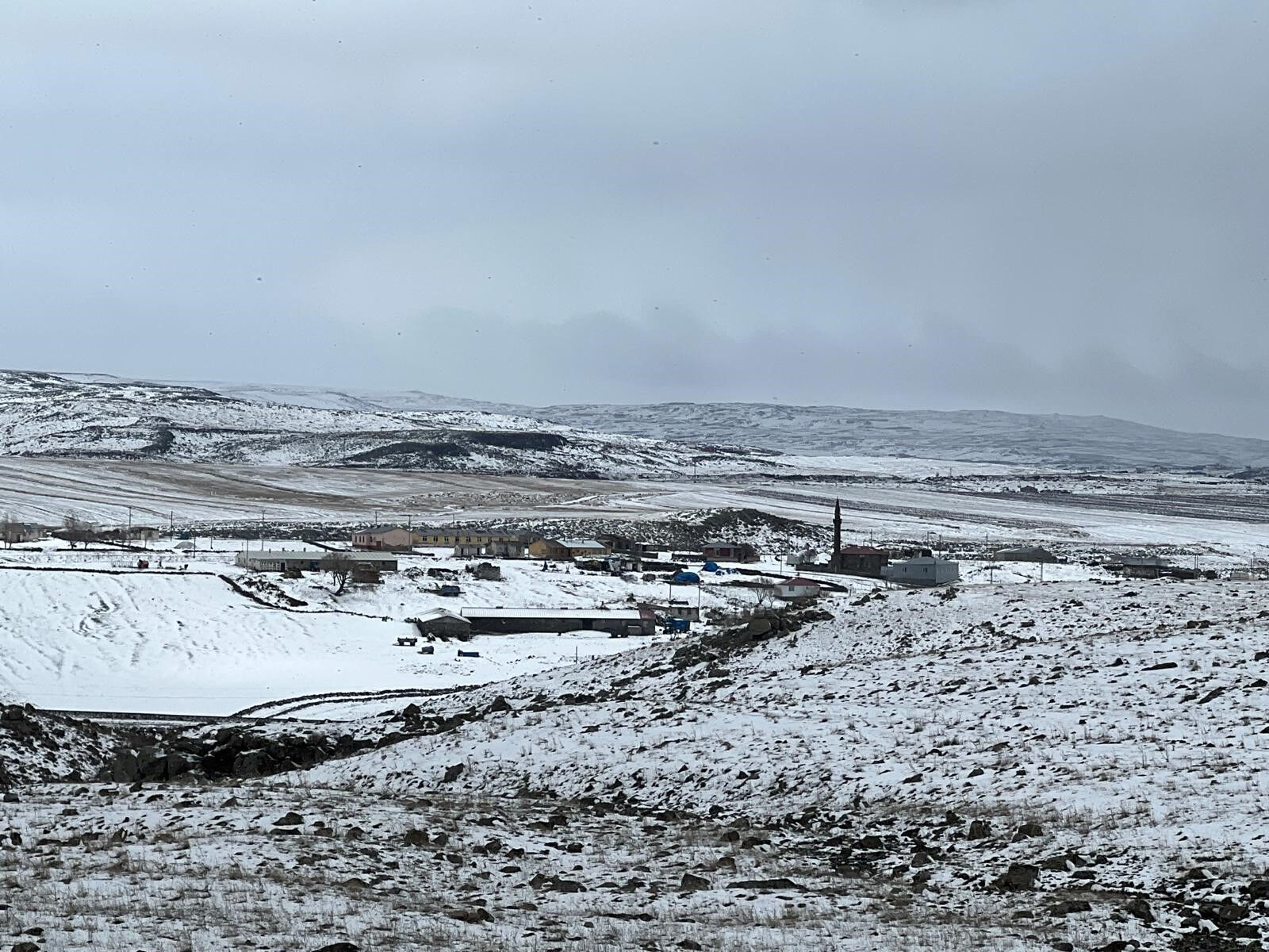 Nisan ayında hem kar hem de g&uuml;neş! Aynı kent 2 farklı mevsim - 1. Resim