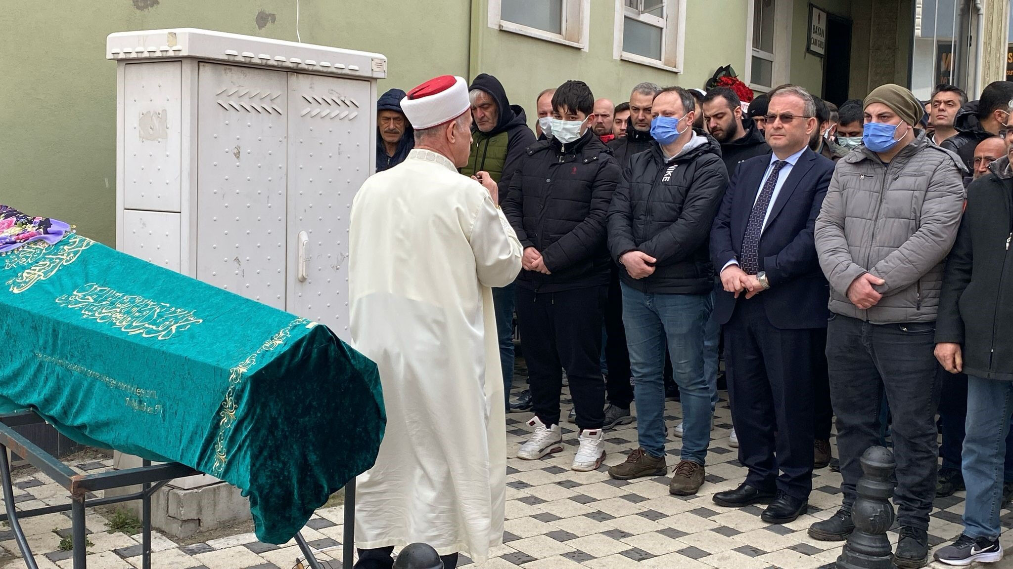 8 yaşındaki İrem 1 haftada hayatını kaybetti: Her şey diz ağrısıyla başladı! Cenazede maske detayı... 8 yaşındaki İrem 1 haftada hayatını kaybetti: Her şey diz ağrısıyla başladı! Cenazede maske detayı... - 4. Resim