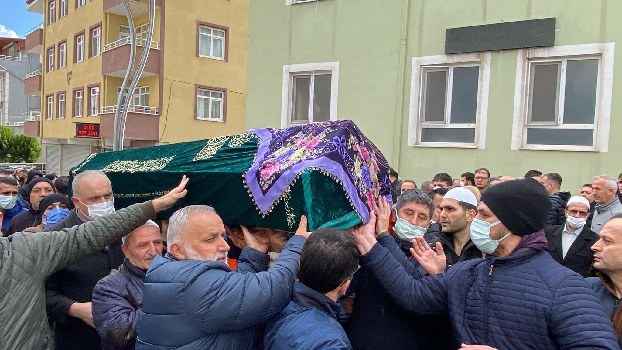 8 yaşındaki İrem 1 haftada hayatını kaybetti: Her şey diz ağrısıyla başladı! Cenazede maske detayı... 8 yaşındaki İrem 1 haftada hayatını kaybetti: Her şey diz ağrısıyla başladı! Cenazede maske detayı... - 2. Resim