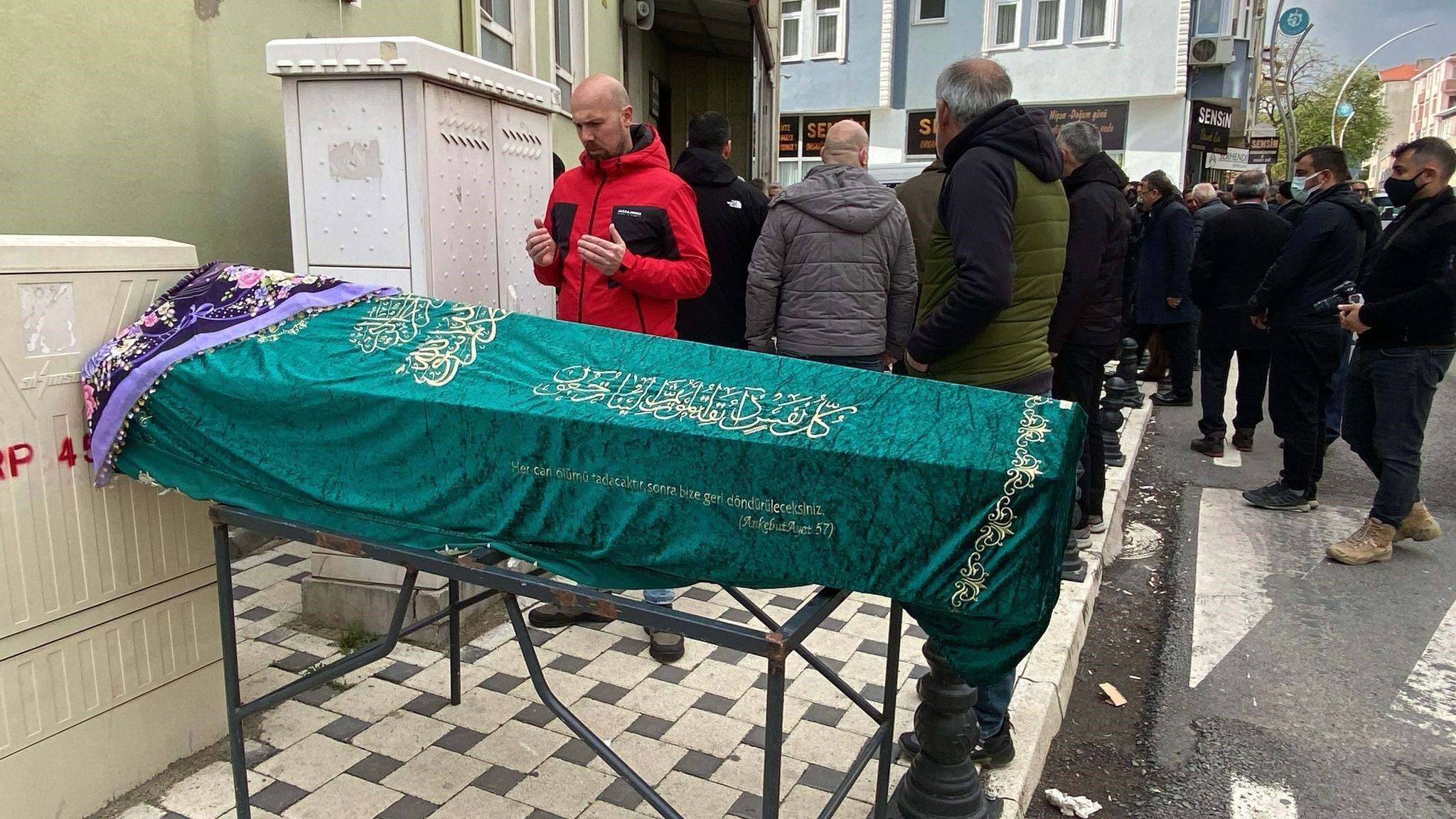 8 yaşındaki İrem 1 haftada hayatını kaybetti: Her şey diz ağrısıyla başladı! Cenazede maske detayı... 8 yaşındaki İrem 1 haftada hayatını kaybetti: Her şey diz ağrısıyla başladı! Cenazede maske detayı... - 5. Resim