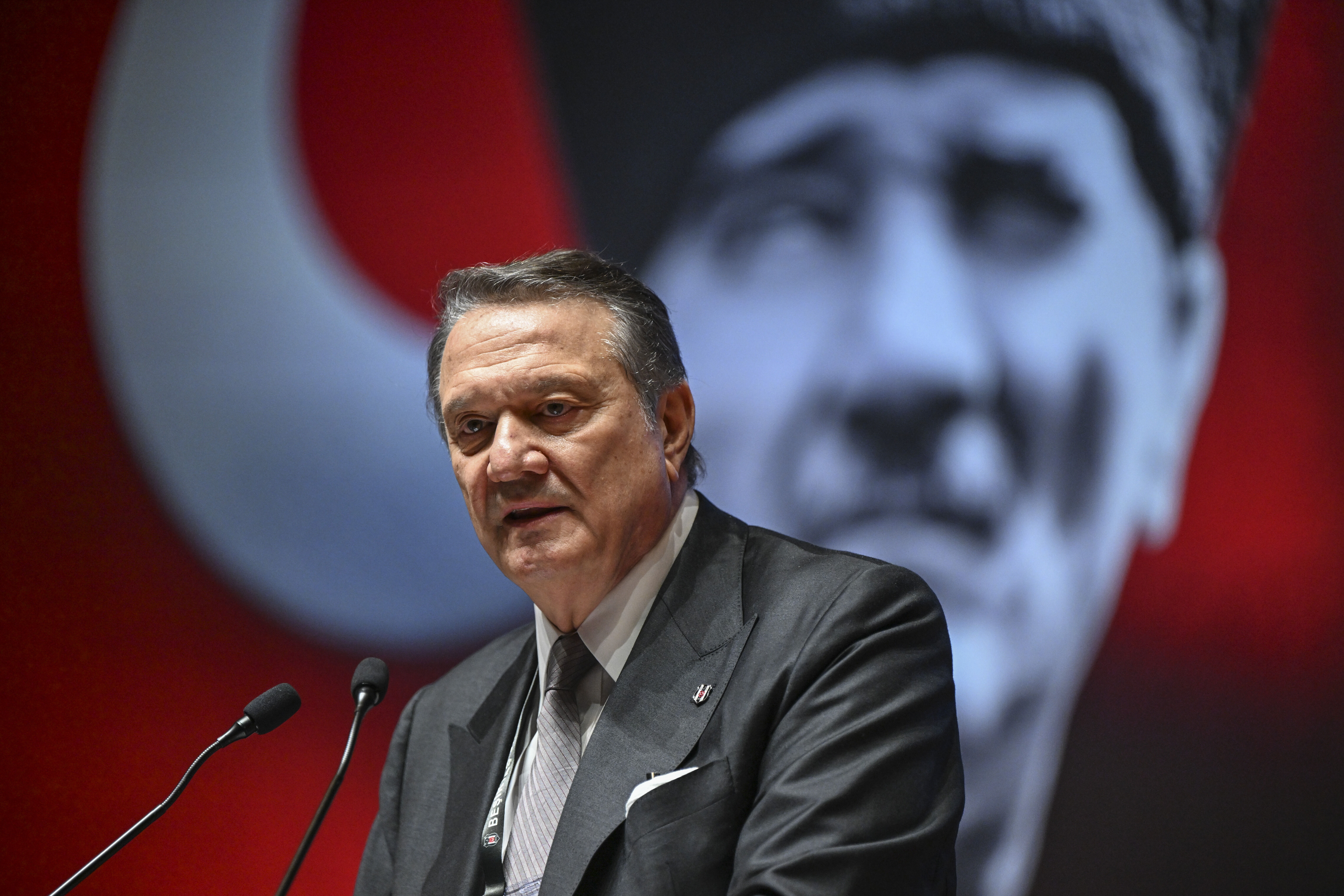 Bunu da gördük! Divan Başkanı, Beşiktaş'ın eski başkanı Hasan Arat'a yumruk attı - 2. Resim