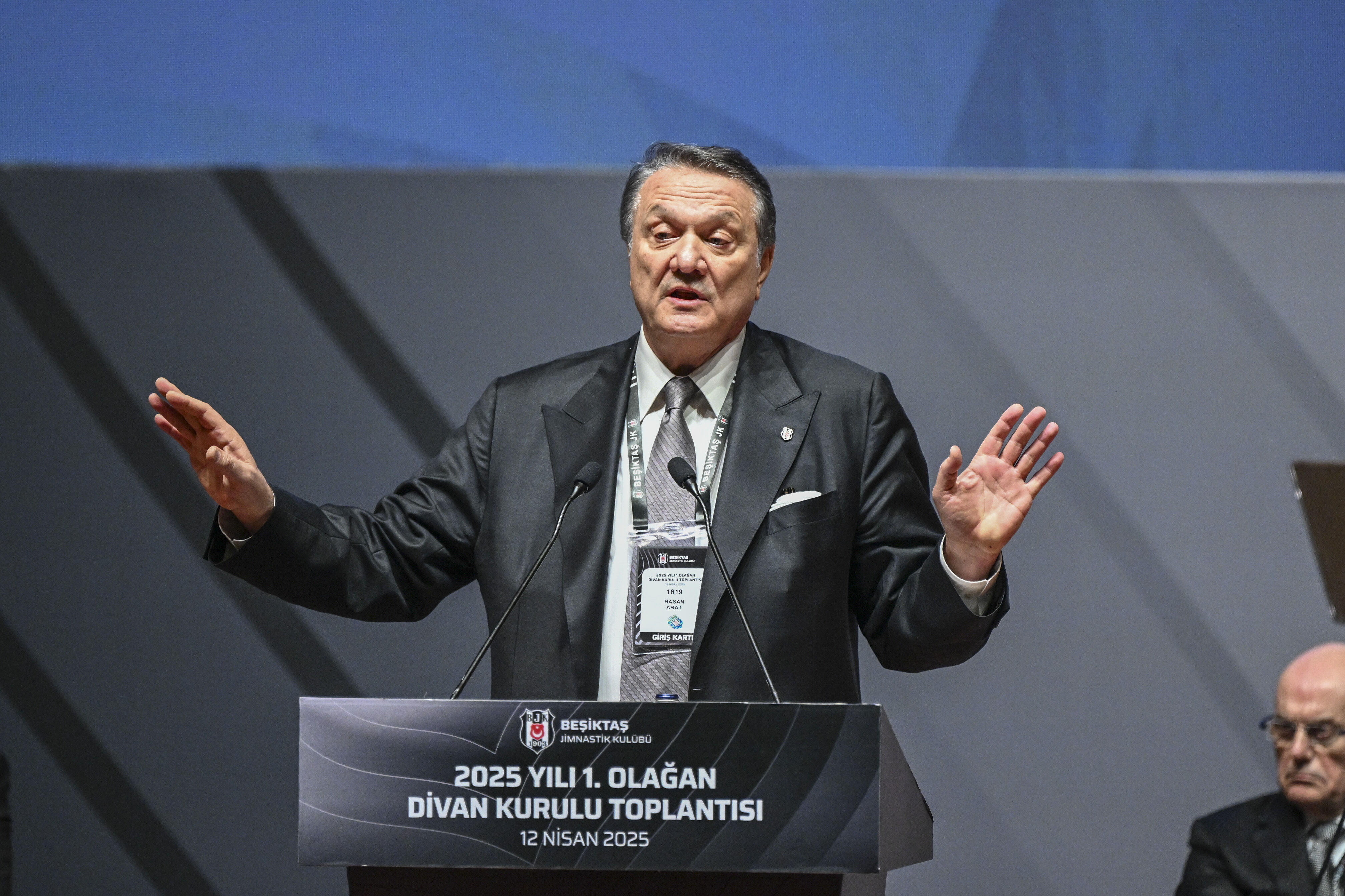 Bunu da gördük! Divan Başkanı, Beşiktaş'ın eski başkanı Hasan Arat'a yumruk attı - 1. Resim