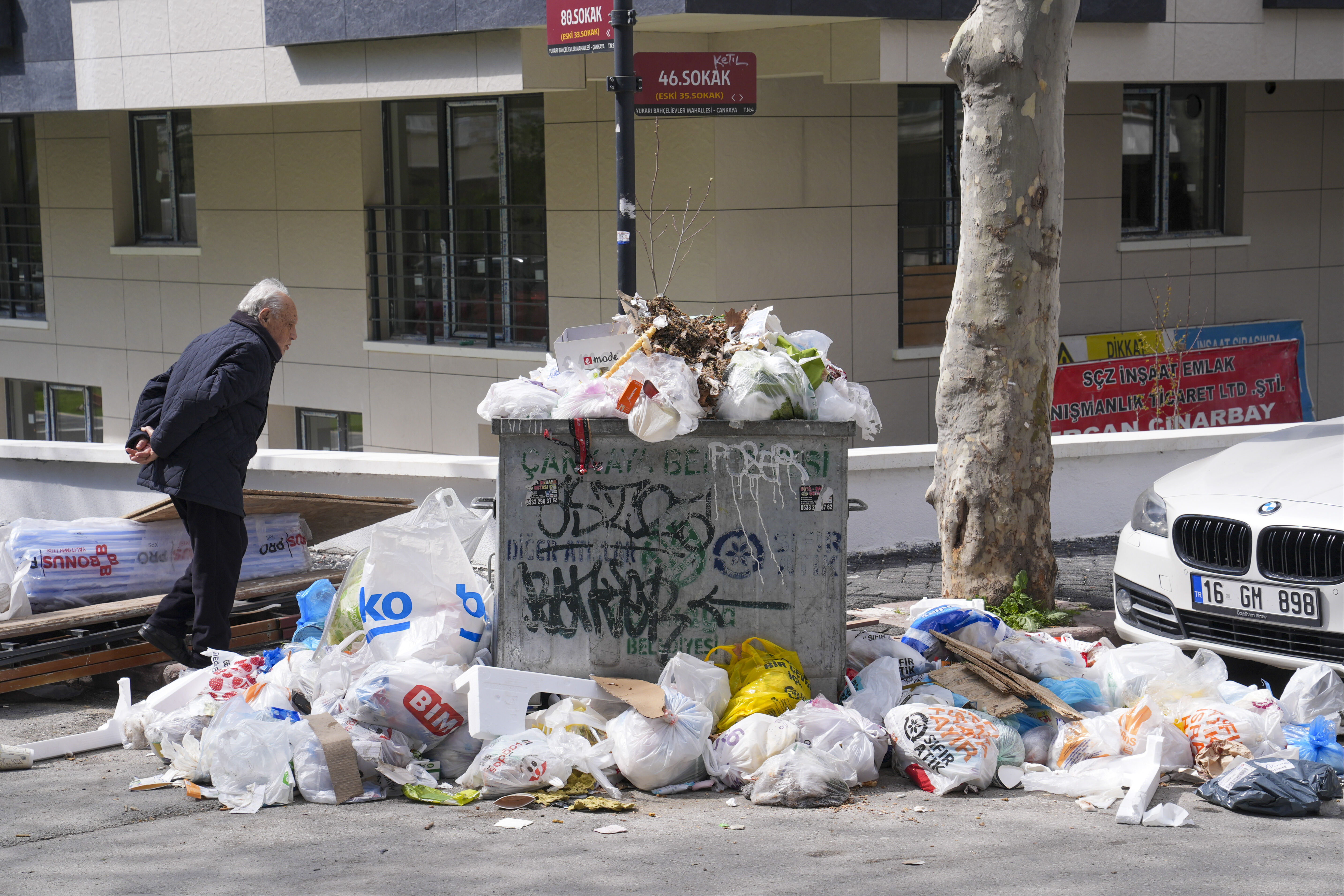 CHP'li Belediye çuvalladı, işçiler iş yavaşlattı: Başkentin göbeğinde çöp dağları oluştu! - 2. Resim