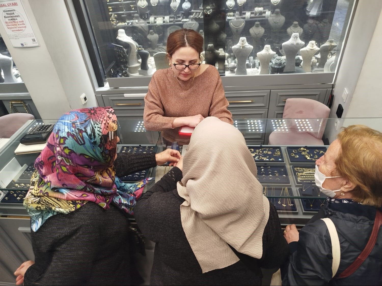 Eline para geçen altın alıyor, düğün sahipleri kara kara düşünüyor! "Yükseliş endişe oluşturuyor" Eline para geçen altın alıyor, düğün sahipleri kara kara düşünüyor! "Yükseliş endişe oluşturuyor" - 3. Resim