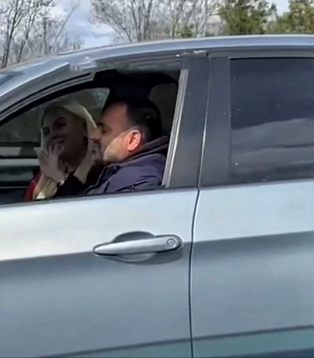 İstanbul'da maganda dehşeti! Her şey küçük kızın gözü önünde oldu: Bir gün kafana sıkarlar İstanbul'da maganda dehşeti! Karı koca birlikte yaptı, çocukları bakakaldı - 1. Resim