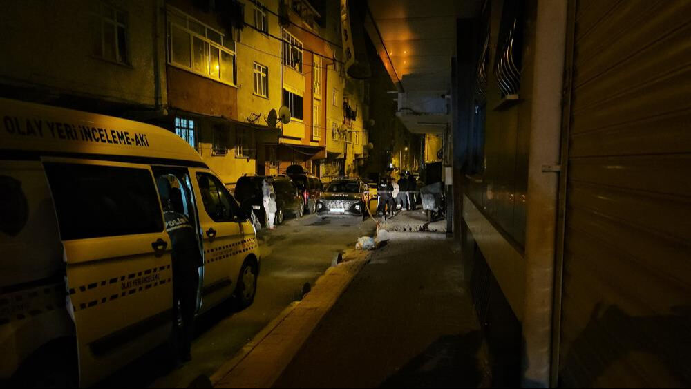 İstanbul'da sıcak saatler! Bir apartman dairesi kurşuna dizildi İstanbul'da sıcak saatler! Bir apartman dairesi kurşuna dizildi - 1. Resim