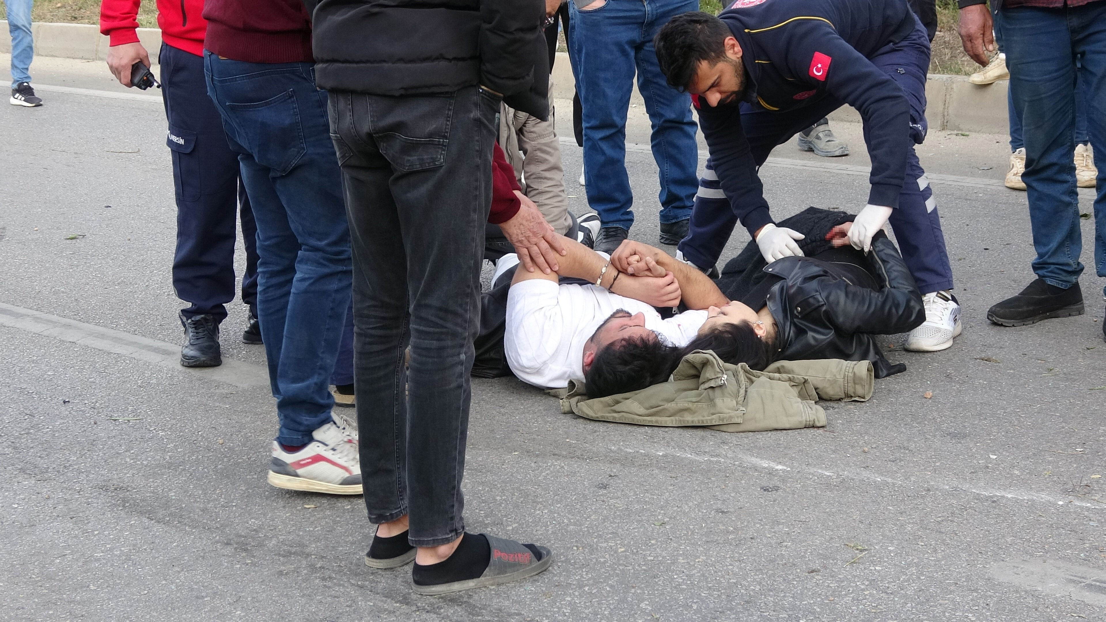 Kaza sonrası yüreklere dokunan görüntü: El ele tutuşup beklediler! Kaza sonrası yüreklere dokunan görüntü: El ele tutuşup beklediler! - 1. Resim