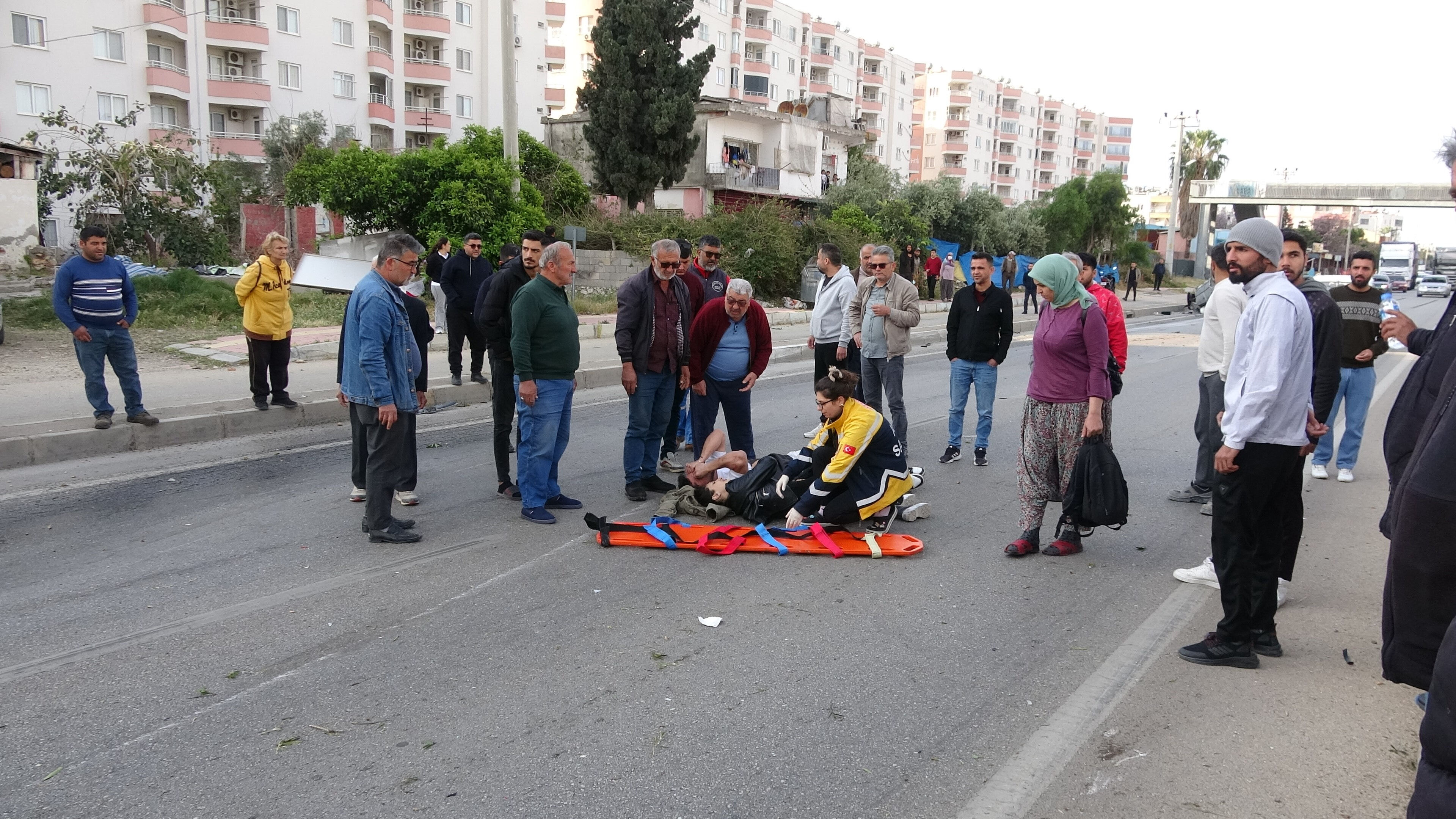 Kaza sonrası yüreklere dokunan görüntü: El ele tutuşup beklediler! Kaza sonrası yüreklere dokunan görüntü: El ele tutuşup beklediler! - 3. Resim