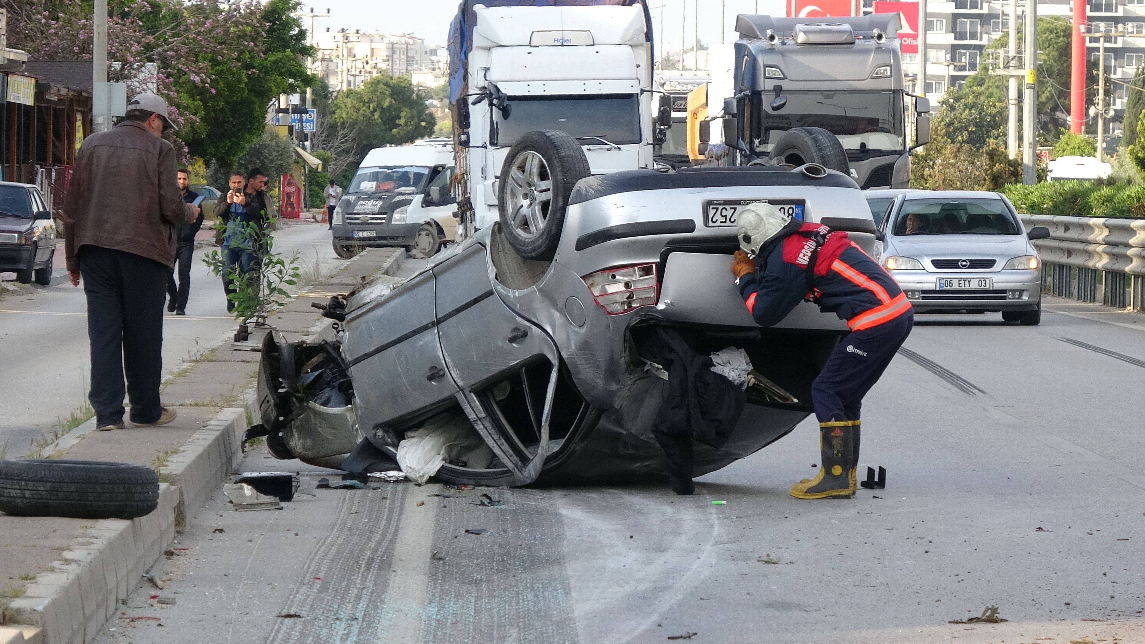 Kaza sonrası yüreklere dokunan görüntü: El ele tutuşup beklediler! Kaza sonrası yüreklere dokunan görüntü: El ele tutuşup beklediler! - 2. Resim