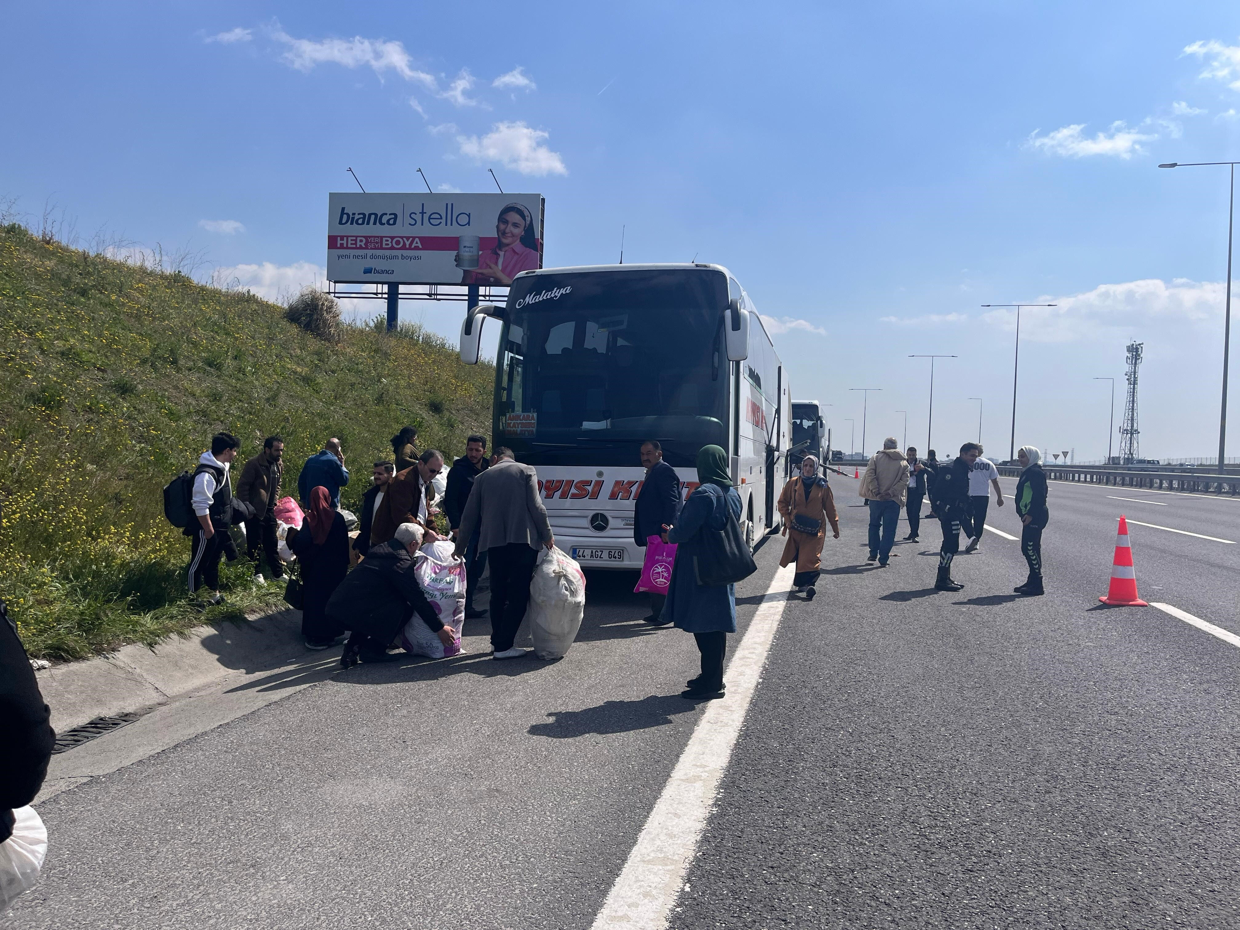 Kuzey Marmara Otoyolu'nda büyük tehlike! Yolcu otobüsü alev alev yandı Kuzey Marmara Otoyolu'nda büyük tehlike! Yolcu otobüsü alev alev yandı - 2. Resim