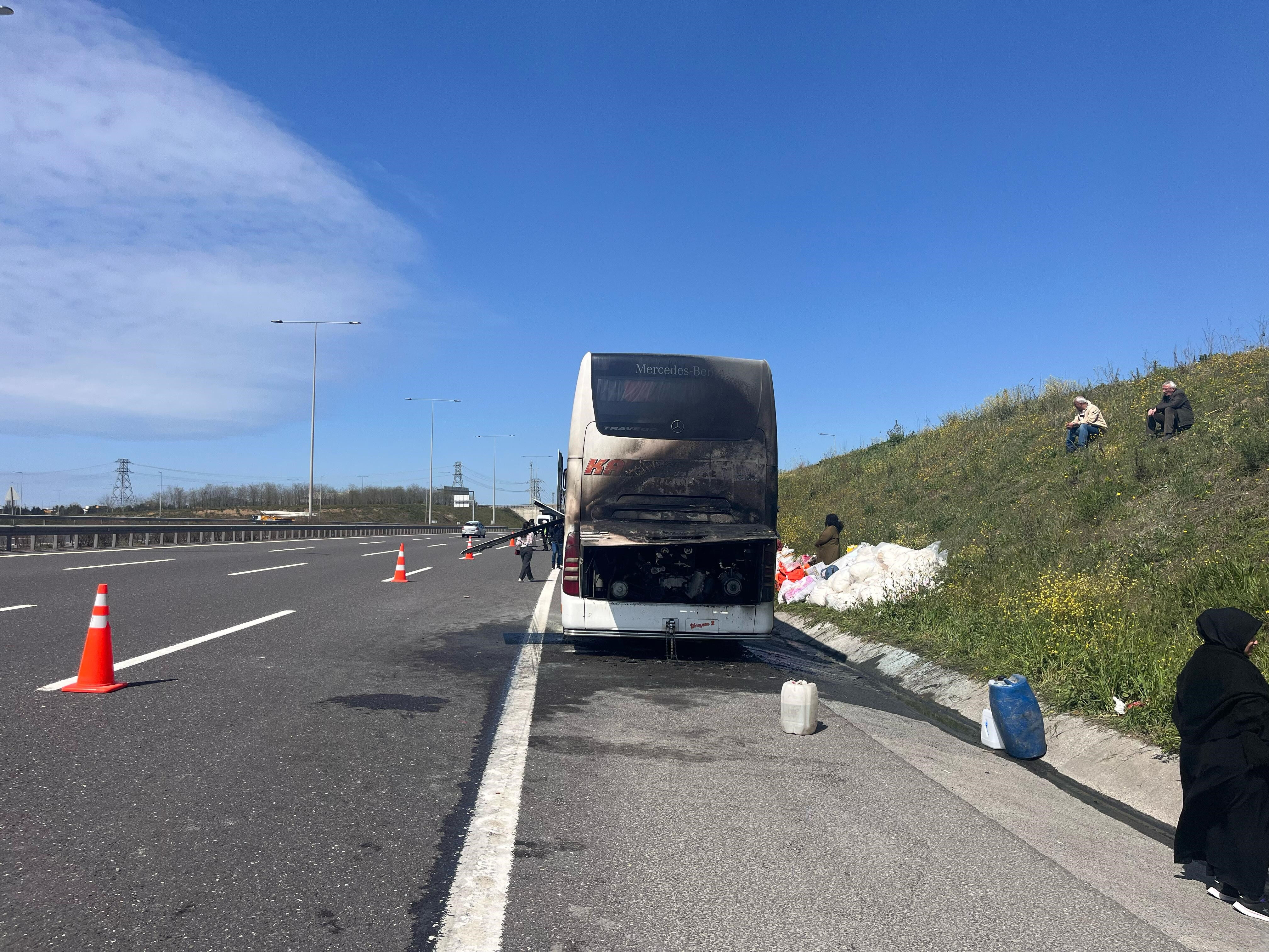 Kuzey Marmara Otoyolu'nda büyük tehlike! Yolcu otobüsü alev alev yandı Kuzey Marmara Otoyolu'nda büyük tehlike! Yolcu otobüsü alev alev yandı - 1. Resim