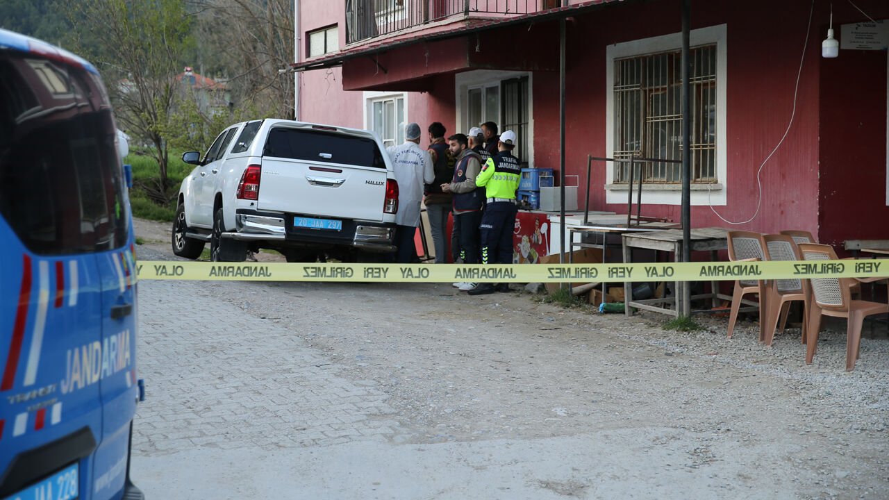 Miras kavgası faciayla sonuçlandı! Hem kardeşine hem de yengesine dehşeti yaşattı Miras kavgası faciayla sonuçlandı! Hem kardeşine hem de yengesine dehşeti yaşattı - 1. Resim
