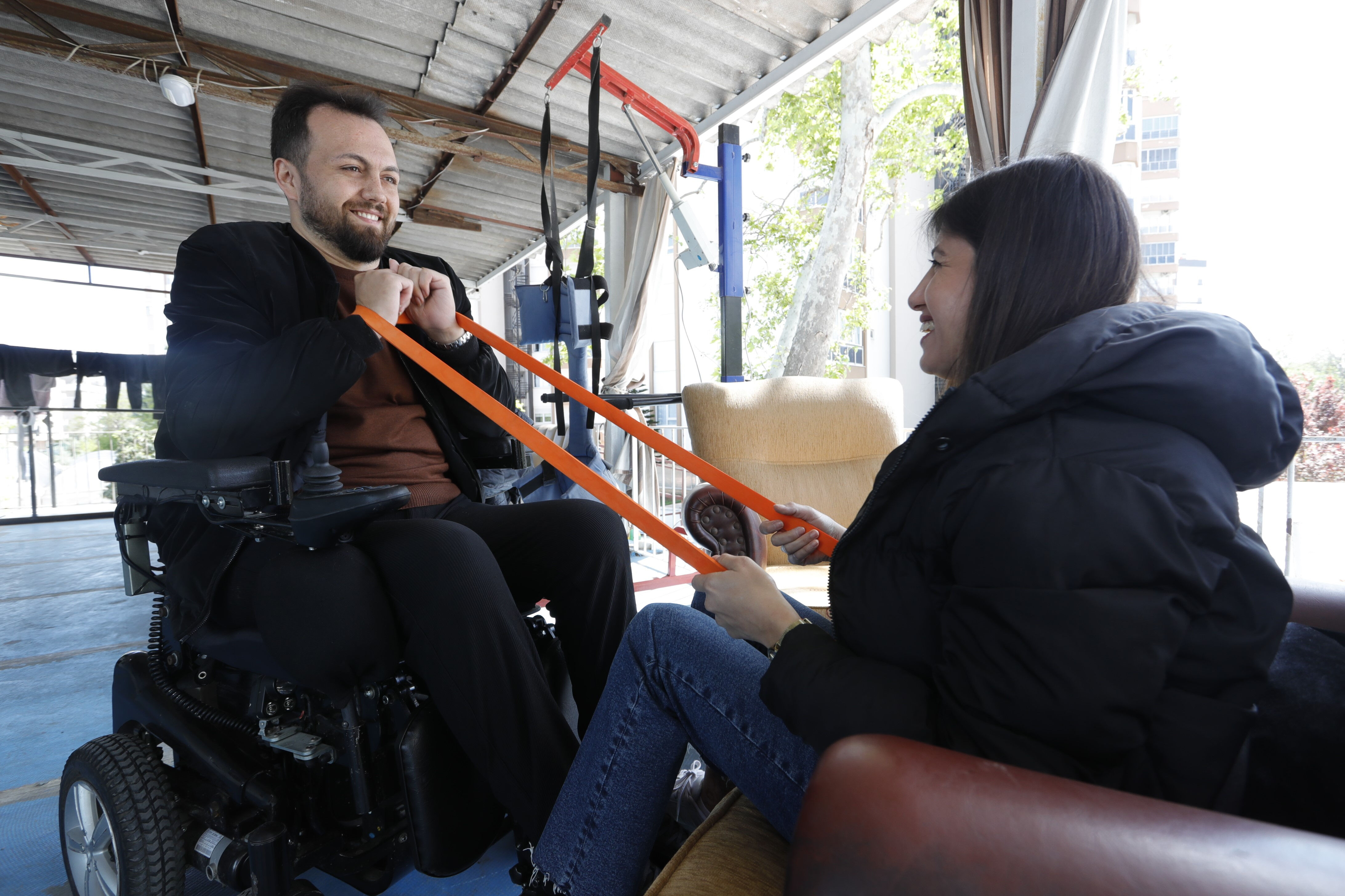 O kaza hayatlarının dönüm noktası oldu! "Aşk engel tanımaz" sözünün canlı örneği oldular O kaza hayatlarının dönüm noktası oldu! "Aşk engel tanımaz" sözünün canlı örneği oldular - 2. Resim