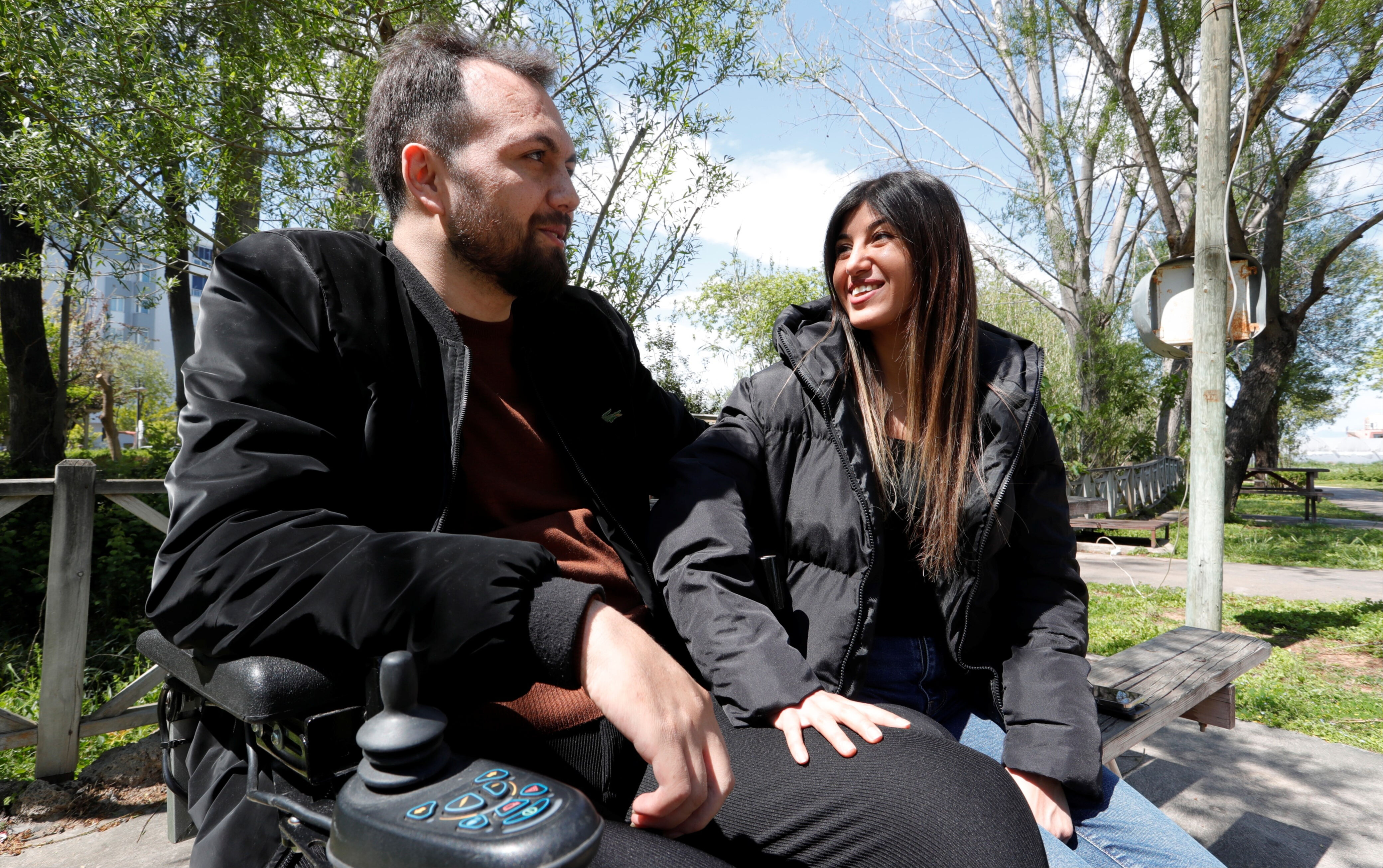 O kaza hayatlarının dönüm noktası oldu! "Aşk engel tanımaz" sözünün canlı örneği oldular O kaza hayatlarının dönüm noktası oldu! "Aşk engel tanımaz" sözünün canlı örneği oldular - 5. Resim