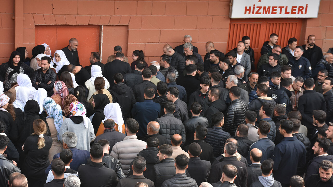 Şırnak Serhat Olcay'ın ölümünü konuşuyor: Yüzlerce kişi hastaneye koştu Şırnak Serhat Olcay'ın ölümünü konuşuyor: Yüzlerce kişi hastaneye koştu - 3. Resim