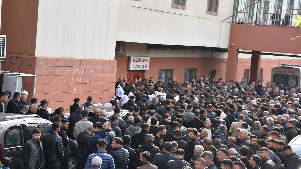 Şırnak Serhat Olcay'ın ölümünü konuşuyor: Yüzlerce kişi hastaneye koştu Şırnak Serhat Olcay'ın ölümünü konuşuyor: Yüzlerce kişi hastaneye koştu - 2. Resim