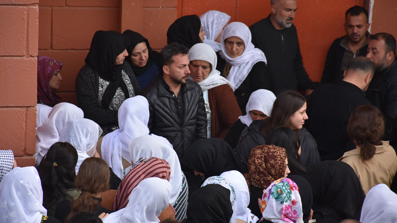 Şırnak Serhat Olcay'ın ölümünü konuşuyor: Yüzlerce kişi hastaneye koştu Şırnak Serhat Olcay'ın ölümünü konuşuyor: Yüzlerce kişi hastaneye koştu - 5. Resim