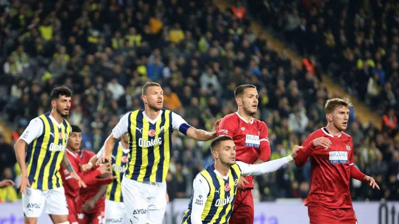 İlk 11 belli oldu! Sivasspor - Fenerbahçe maçı hangi kanalda, saat kaçta? Sivasspor - Fenerbahçe maçı hangi kanalda, saat kaçta? Maç kadrosu muhtemel ilk 11'ler açıklandı! - 3. Resim