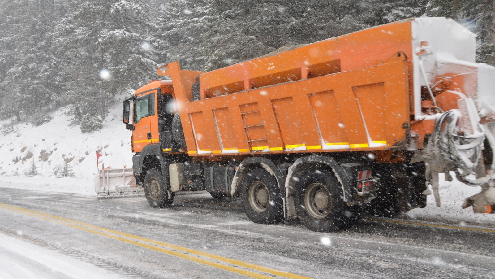 Tarih 13 Nisan, yer Antalya! Beyaz örtüyü görenler şaşkına döndü Tarih 13 Nisan, yer Antalya! Beyaz örtüyü görenler şaşkına döndü - 1. Resim