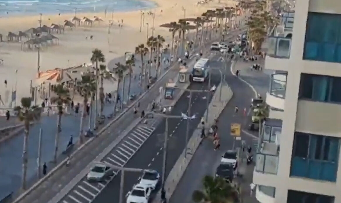 Yemen'den İsrail'e füze yağmuru! Sirenler çaldı, yerleşimciler sığınaklara koştu Yemen'den İsrail'e füze yağmuru! Sirenler çaldı, yerleşimciler sığınaklara koştu - 1. Resim