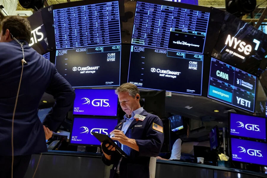 Piyasalarda tehlikeli eşik aşılıyor! Altın tavan yaptı, dolar çakıldı Altın rekor kırdı, Hisse senetleri uçuşa geçti: Vergi muafiyeti açıklamasıyla piyasalar sallanıyor - 1. Resim