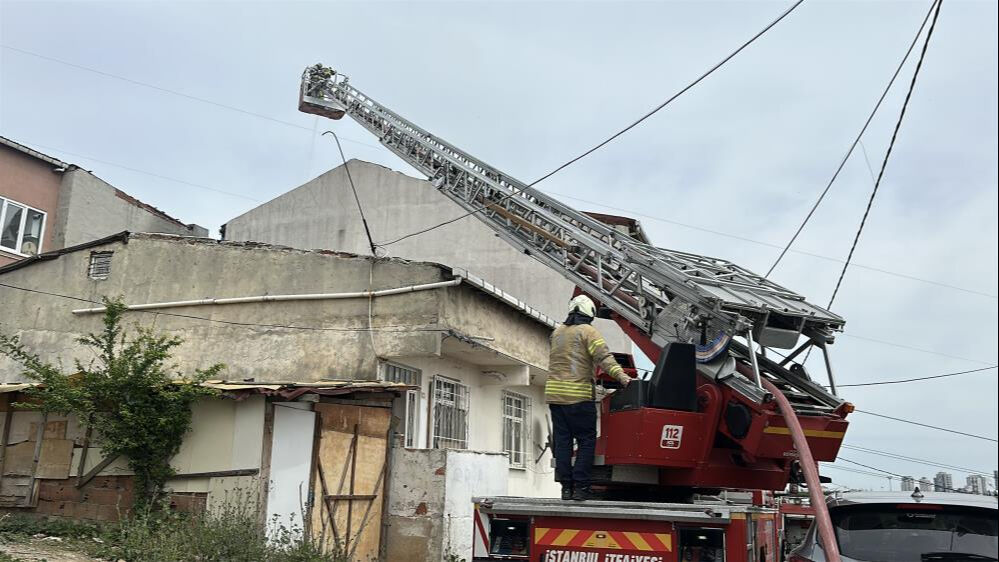 Başakşehir'de 4 katlı bir binanın çatı katında yangın Başakşehir'de 4 katlı bir binanın çatı katında yangın - 1. Resim