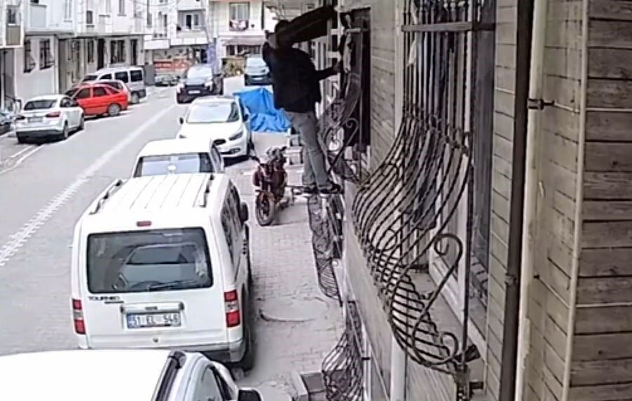 İstanbul'da güpegündüz şaşkına çevirdi! Cama tırmanıp asılı çamaşırları çaldı Bu kadarı da pes dedirtti! Balkonda asılı çamaşırları çaldı, o anlar kamerada - 1. Resim
