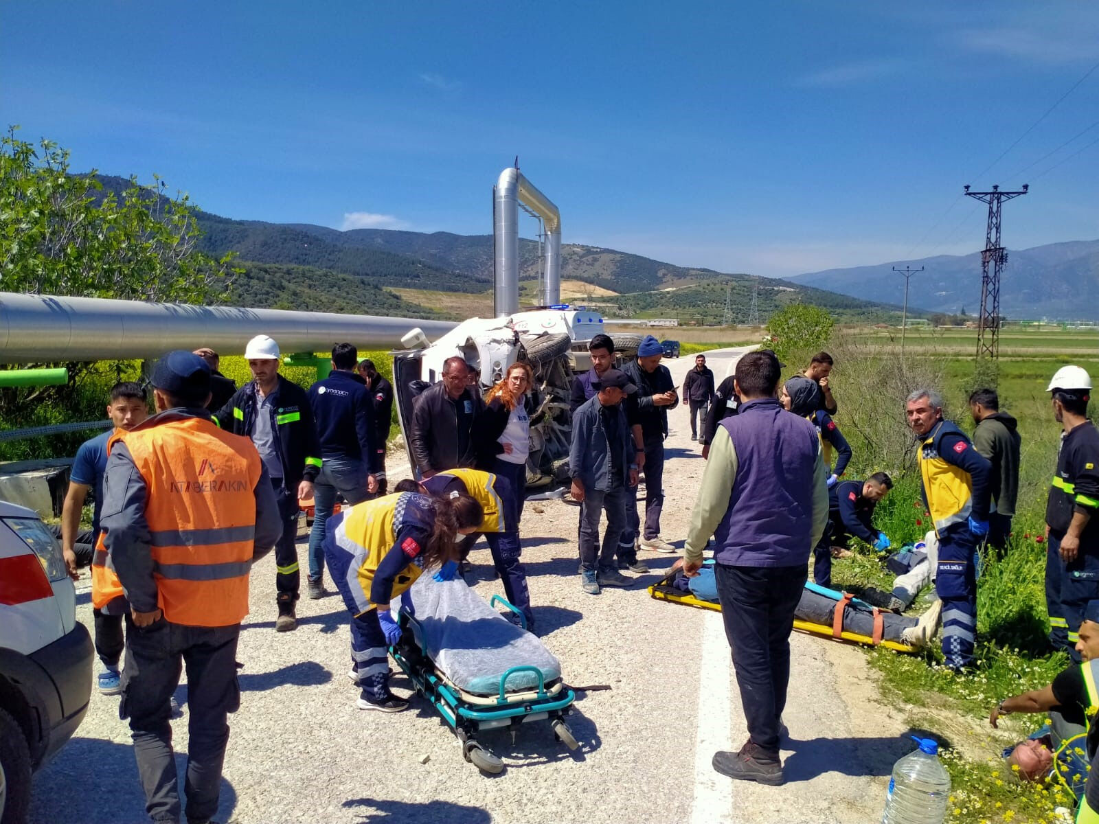 Denizli'de işçi servisi devrildi! Çok sayıda yaralı var Denizli'de işçi servisi devrildi! Çok sayıda yaralı var - 2. Resim