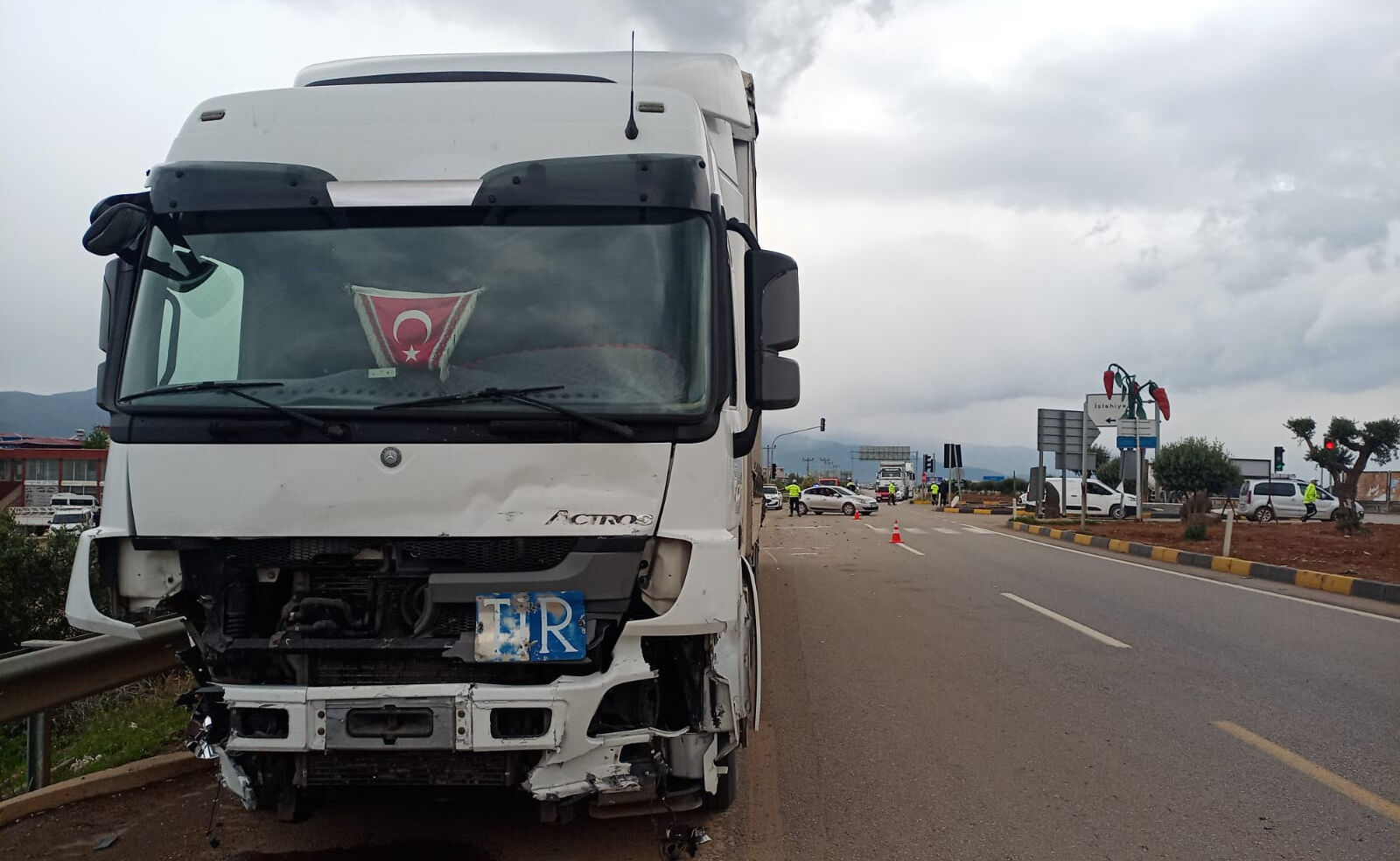 Gaziantep'te tıra çarpan otomobilde can pazarı - 1. Resim