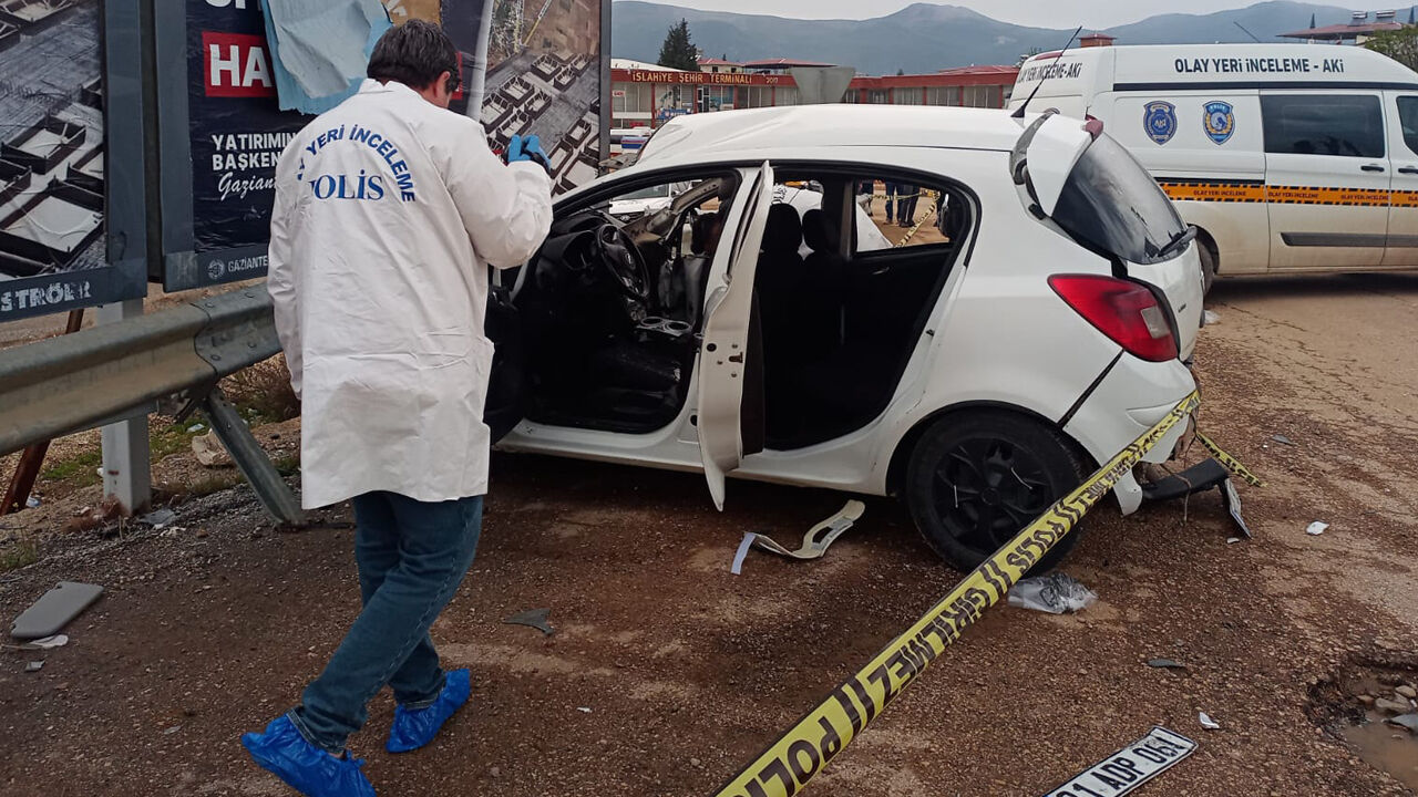 Gaziantep'te tırın çarptığı otomobilde can pazarı! Anne ve oğlu hayatını kaybetti - 2. Resim