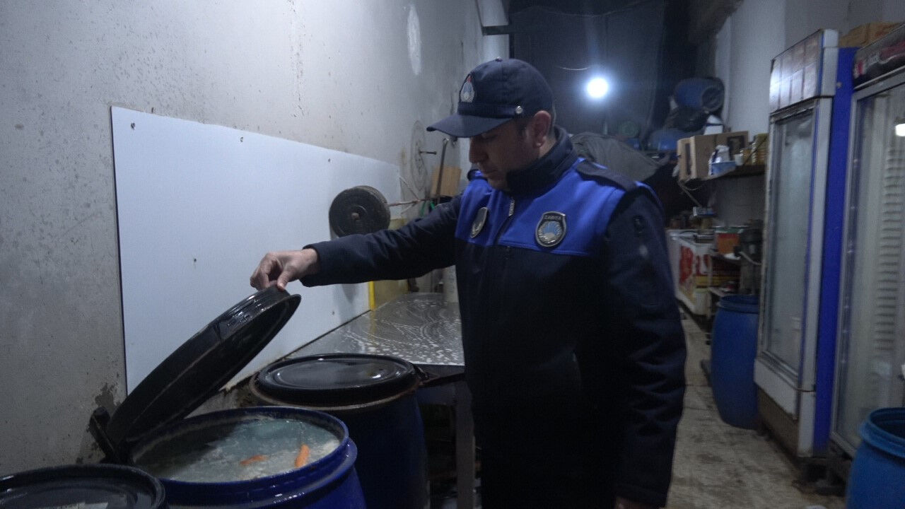 Gıda denetiminde 'yok artık' dedirten görüntüler! Etler ayak hizasında... Gıda denetiminde 'yok artık' dedirten görüntüler! Etler ayak hizasında... - 2. Resim