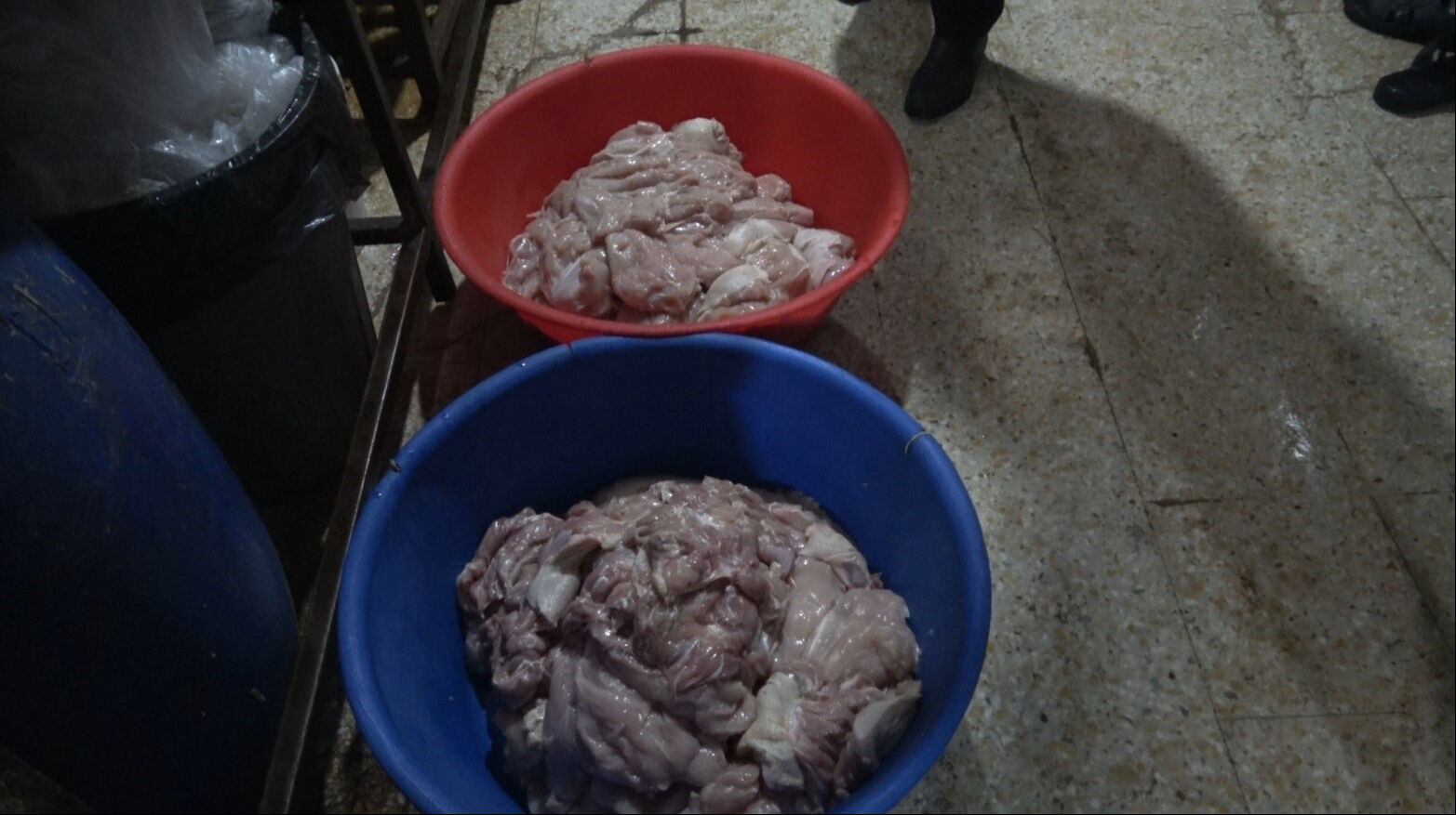 Gıda denetiminde 'yok artık' dedirten görüntüler! Etler ayak hizasında... Gıda denetiminde 'yok artık' dedirten görüntüler! Etler ayak hizasında... - 1. Resim