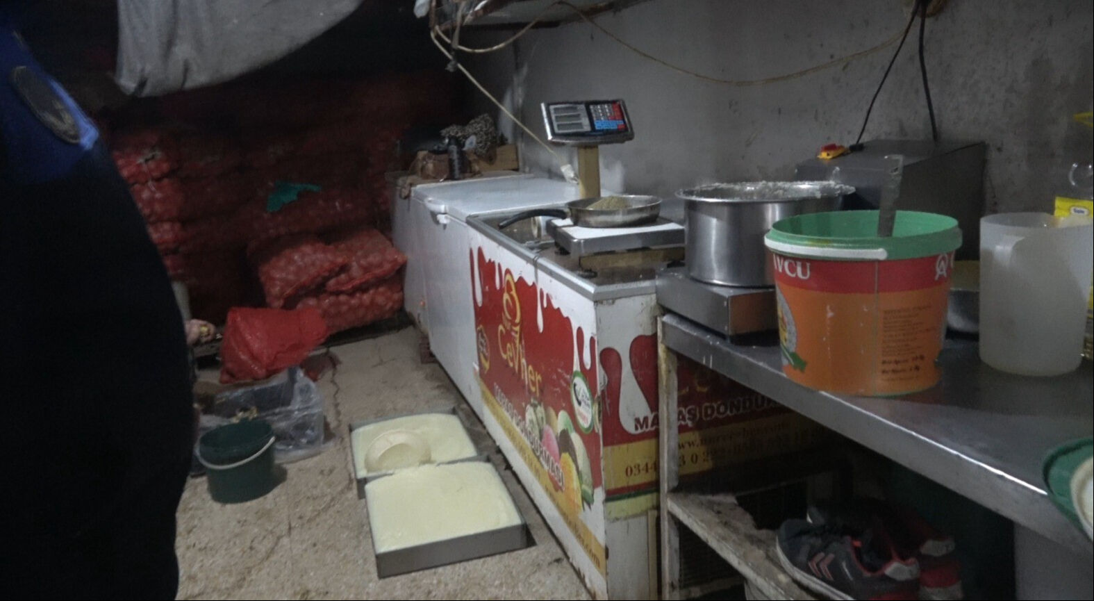 Gıda denetiminde 'yok artık' dedirten görüntüler! Etler ayak hizasında... Gıda denetiminde 'yok artık' dedirten görüntüler! Etler ayak hizasında... - 3. Resim