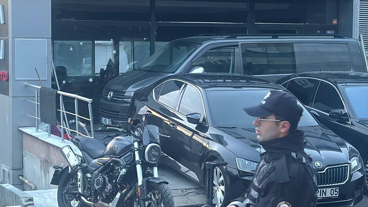 İstanbul'da oto galeriye el bombalı saldırı İstanbul'da oto galeriye el bombalı saldırı - 2. Resim