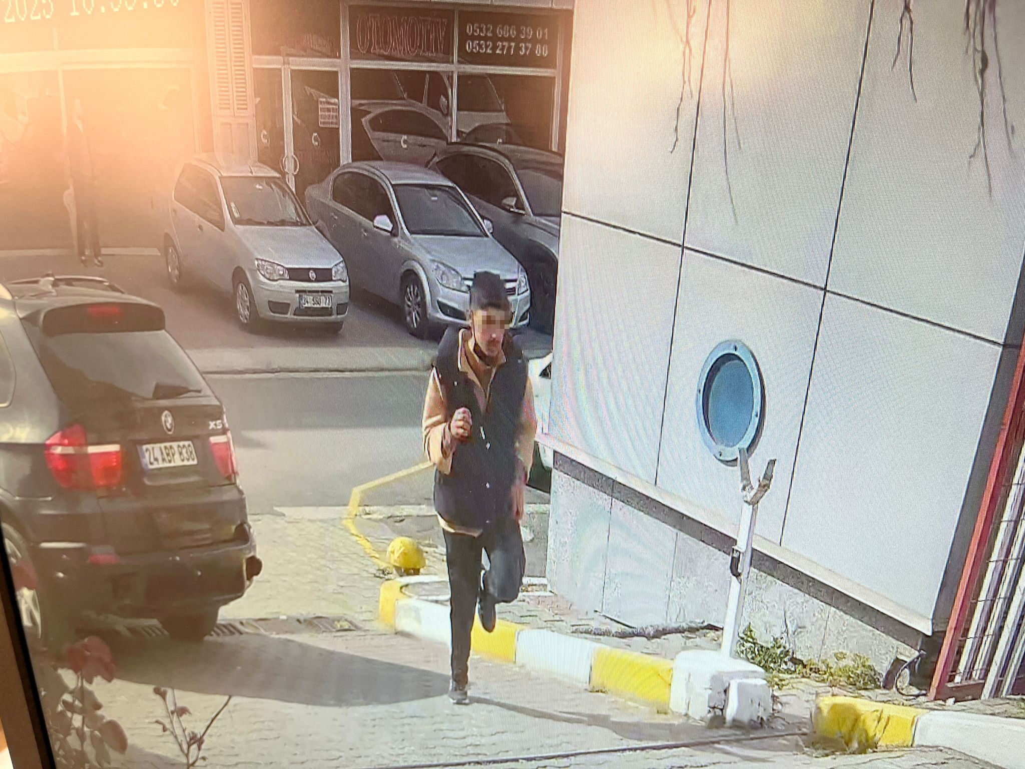 İstanbul'da oto galeriye el bombalı saldırı İstanbul'da oto galeriye el bombalı saldırı - 1. Resim
