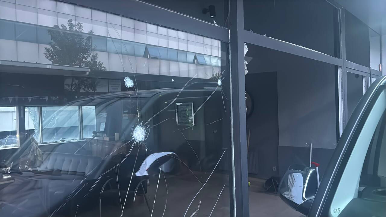 İstanbul'da oto galeriye el bombalı saldırı İstanbul'da oto galeriye el bombalı saldırı - 3. Resim