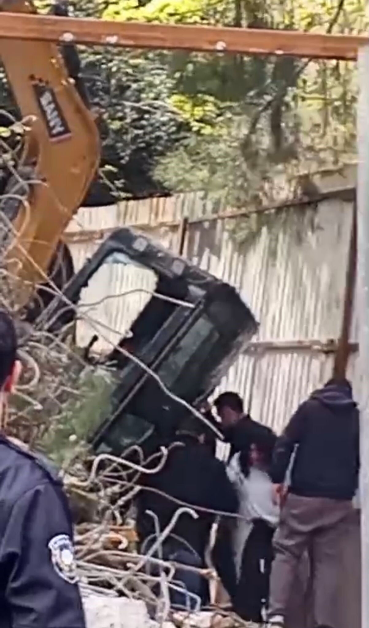 Kadıköy’de facia anları! Kepçe operatörü 5'inci kattan zemine çakıldı Kadıköy’de facia anları! Kepçe operatörü 5. kattan zemine çakıldı - 1. Resim