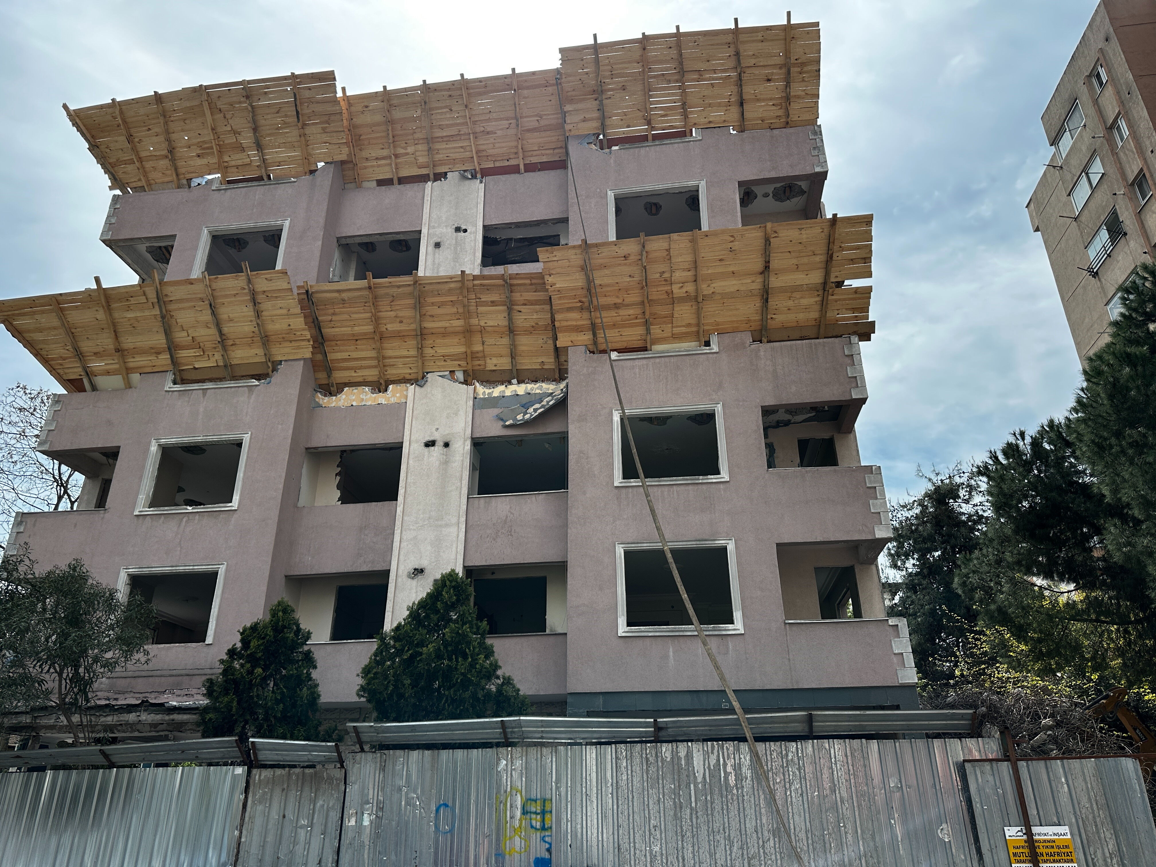 Kadıköy’de facia anları! Kepçe operatörü 5'inci kattan zemine çakıldı Kadıköy’de facia anları! Kepçe operatörü 5. kattan zemine çakıldı - 2. Resim